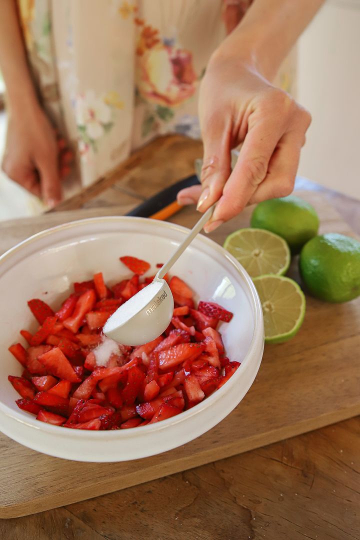 Frida Skattberg "Baka med Frida" baker enkle kaker til sankthans, hvor jordbær er hovedingrediensen i kremkaken.