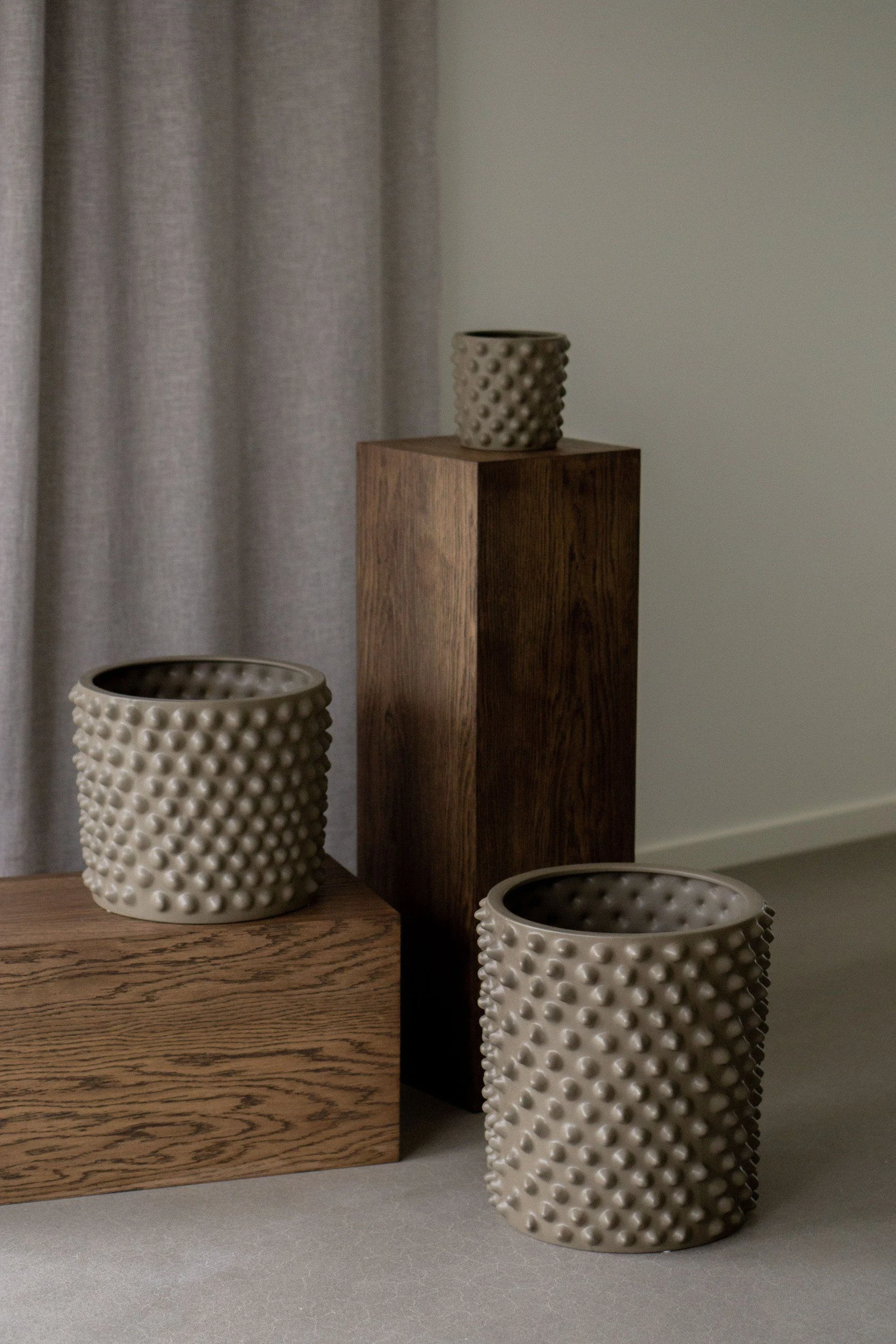 9 tips til store krukker innendørs. Innred med Cloudy krukke dust i keramikk fra DBKD.