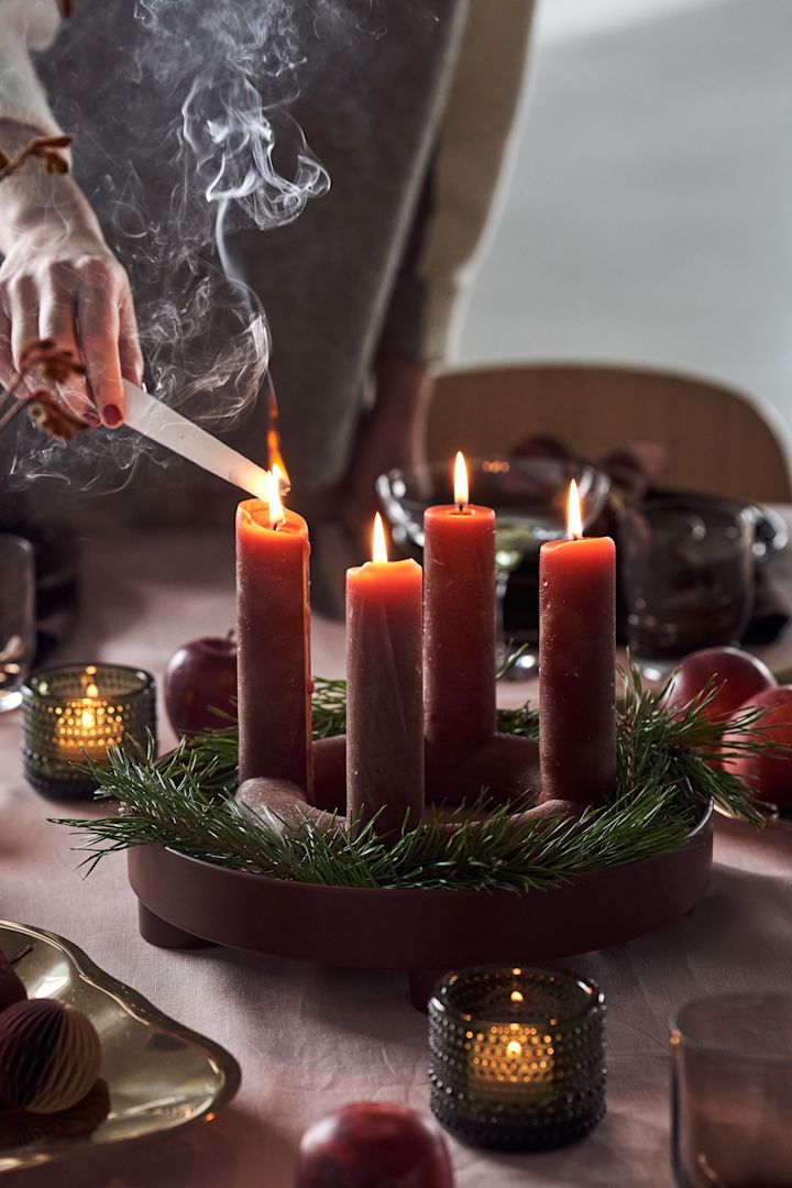 La deg inspirere av fine adventsstaker til jul - her ser du stilige og fargerike Lucia adventsstake i rødt fra Broste Copenhagen på Plattformbrett i rødt fra Muuto. 