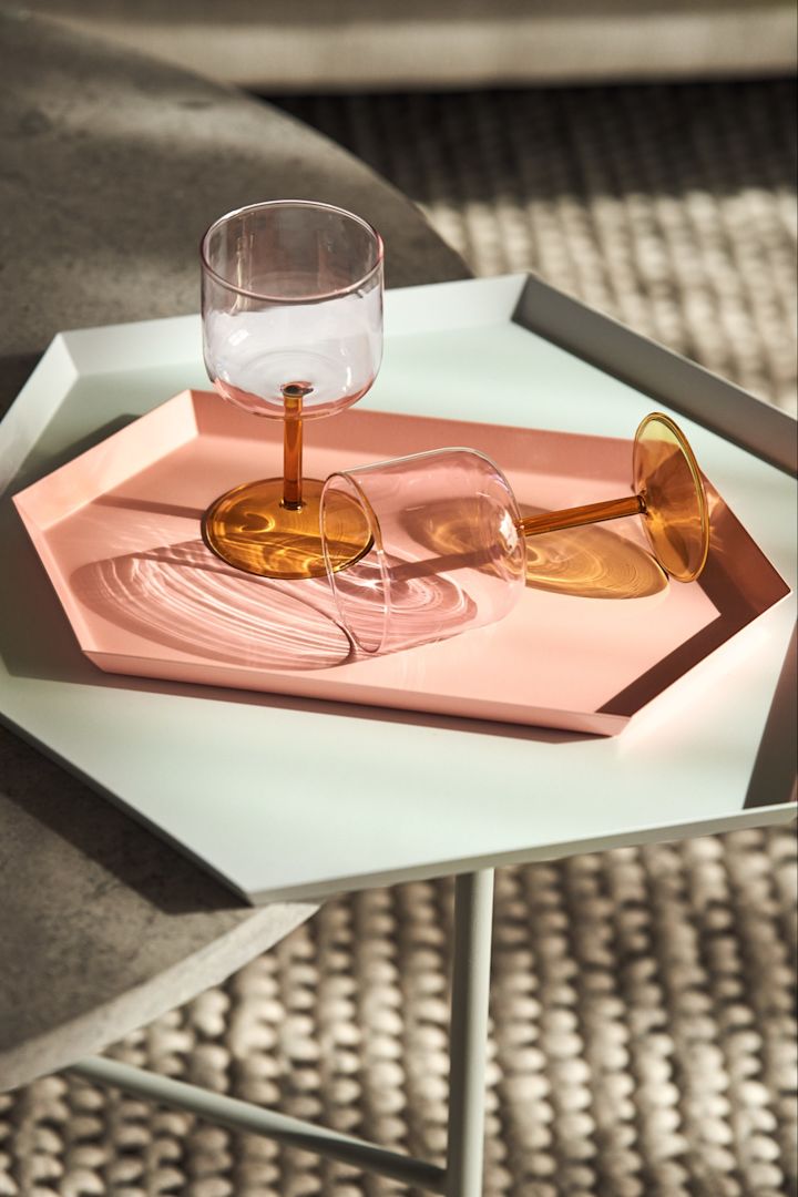 Kaleido brett i hvitt og rosa sammen med Tint vinglass i rosa og gult fra HAY.
