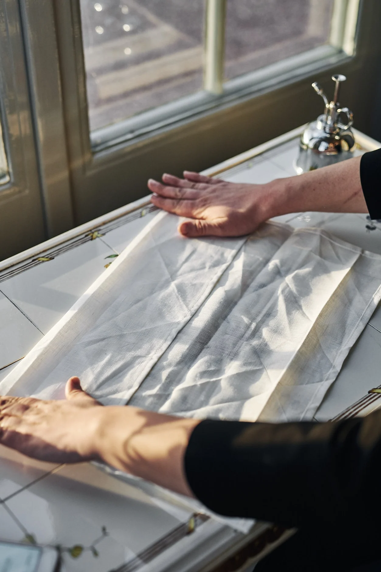 Trinn én for å brette servietter som en skjorte til nyttår.