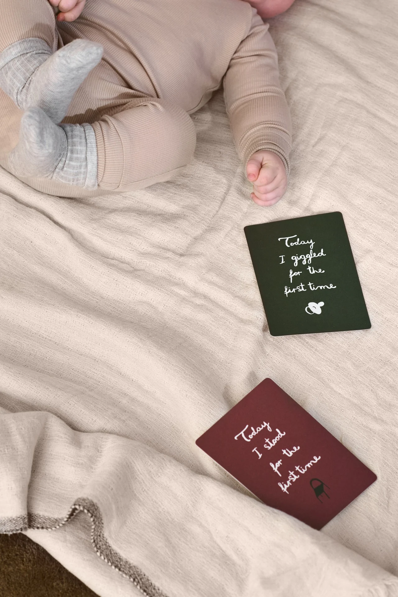 Med milepælkortene fra Ferm Living kan de nybakte foreldrene samle minner fra barnets første måneder og år – en perfekt gave til babyshoweren.
