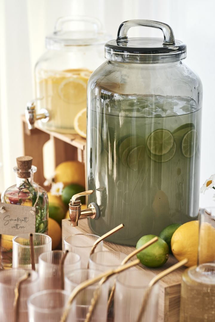 Et enkelt drinkbord med glassbeholdere med kraner fylt med limonade setter stemningen på festen.