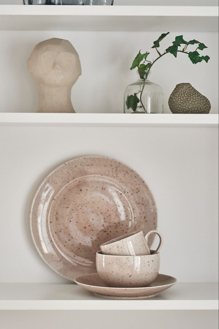 Stilleben interiør kan også skapes på kjøkkenet som her med vakkert, beige porselen fra Scandi Living & skulptur fra Cooee Design.