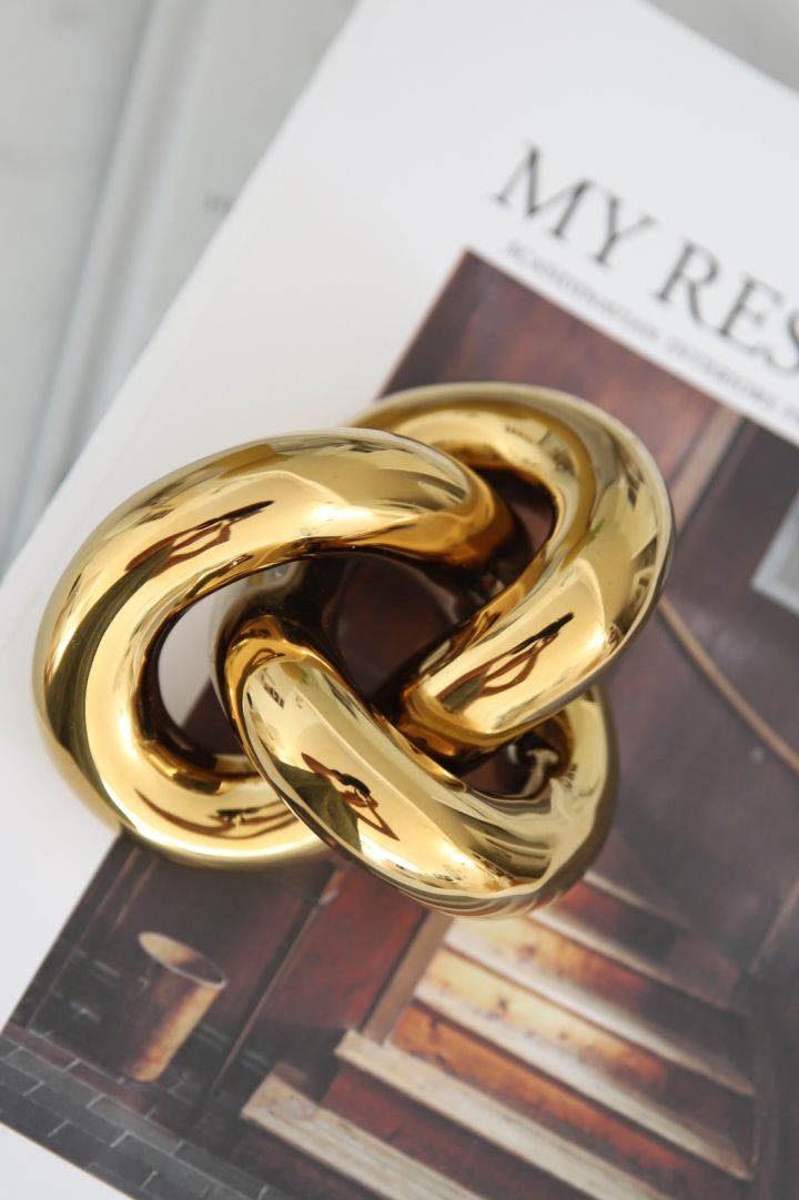 Knot fra Cooee Design i messing er perfekt å gi som bryllupsdag-gave til par som feirer 50 års bryllupsdag og gullbryllup sammen.