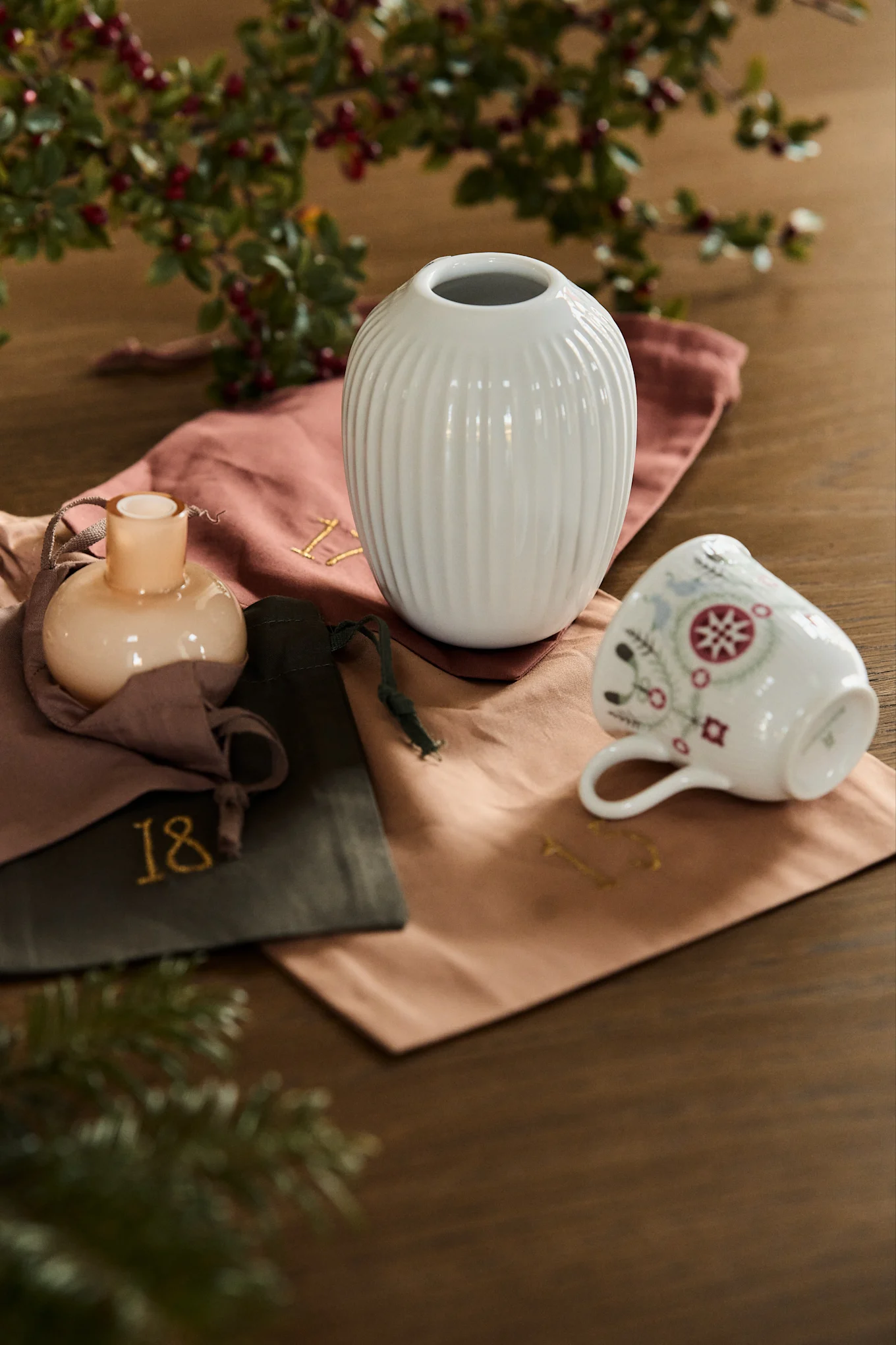 Bruk Christmas countdown julekalender fra ferm LIVING for å lage din egen DIY julekalender. Legg til Marimekko vase, Kähler vase eller Rörstrand gløggkopp.