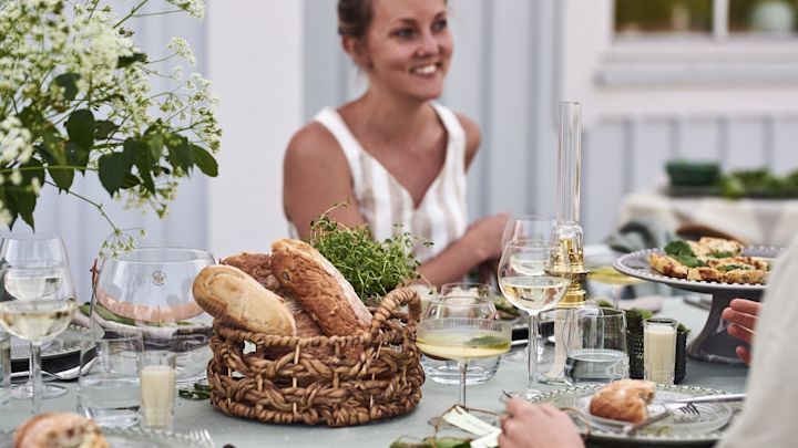 Store brødstykker som gjestene kan ta av på hagefesten, servert fra en rustikk Bloomingville-brødkurv.