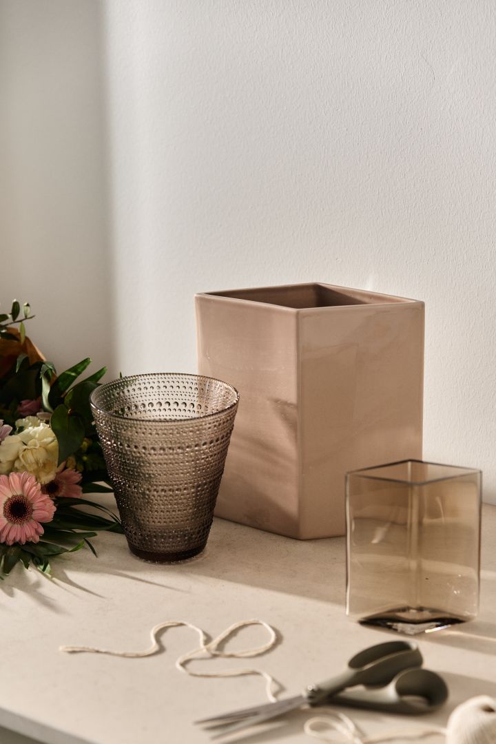 En kreativ gaveide til morsdagen i år. Gi moren din en vase eller et sett med vaser fra Iittala som Kastehelmi og Ruutu vasene.