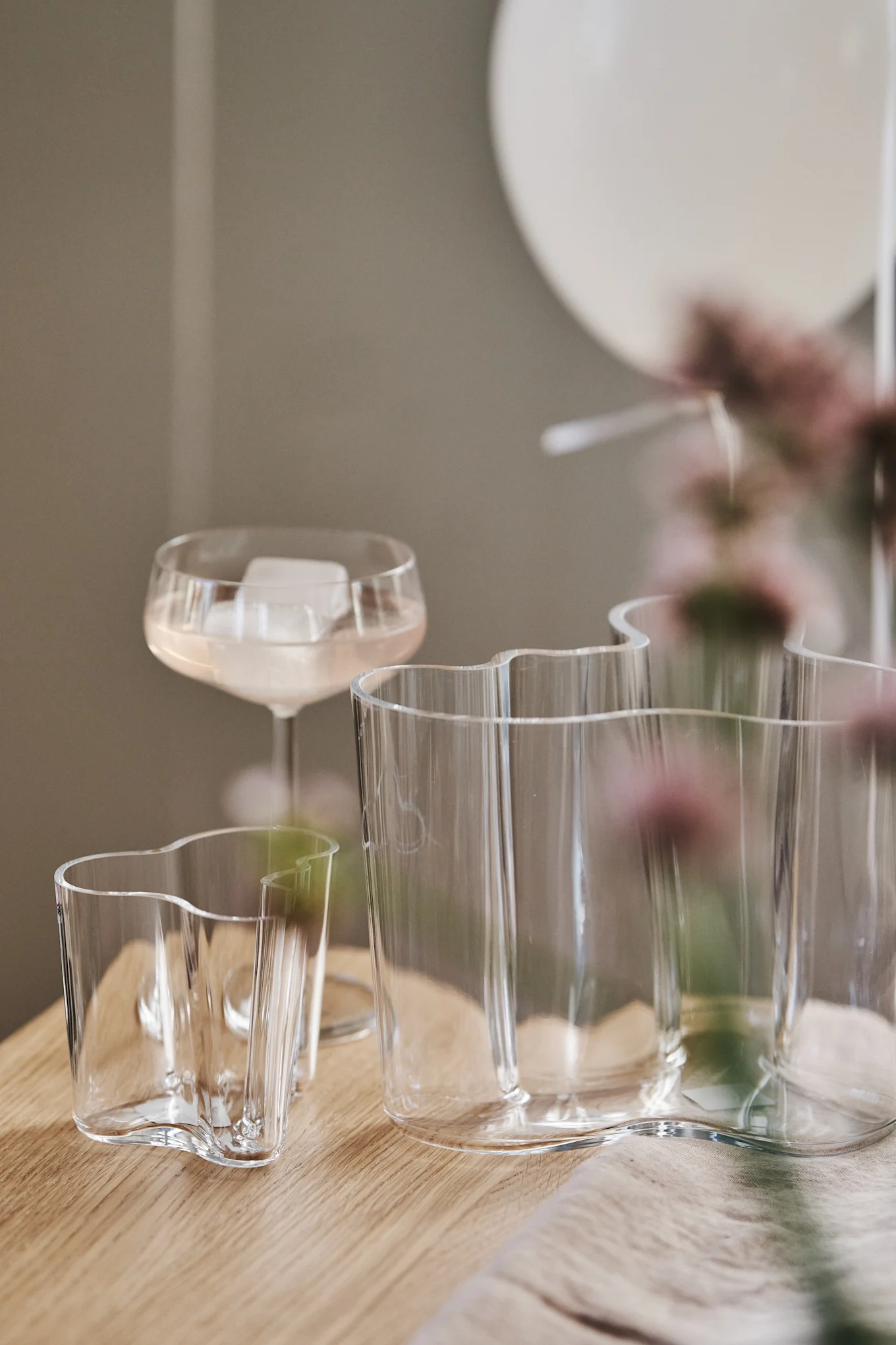 Her ser du den store og mindre versjonen av Alvar Aalto-vasen, et kunstverk selv uten blomster. 