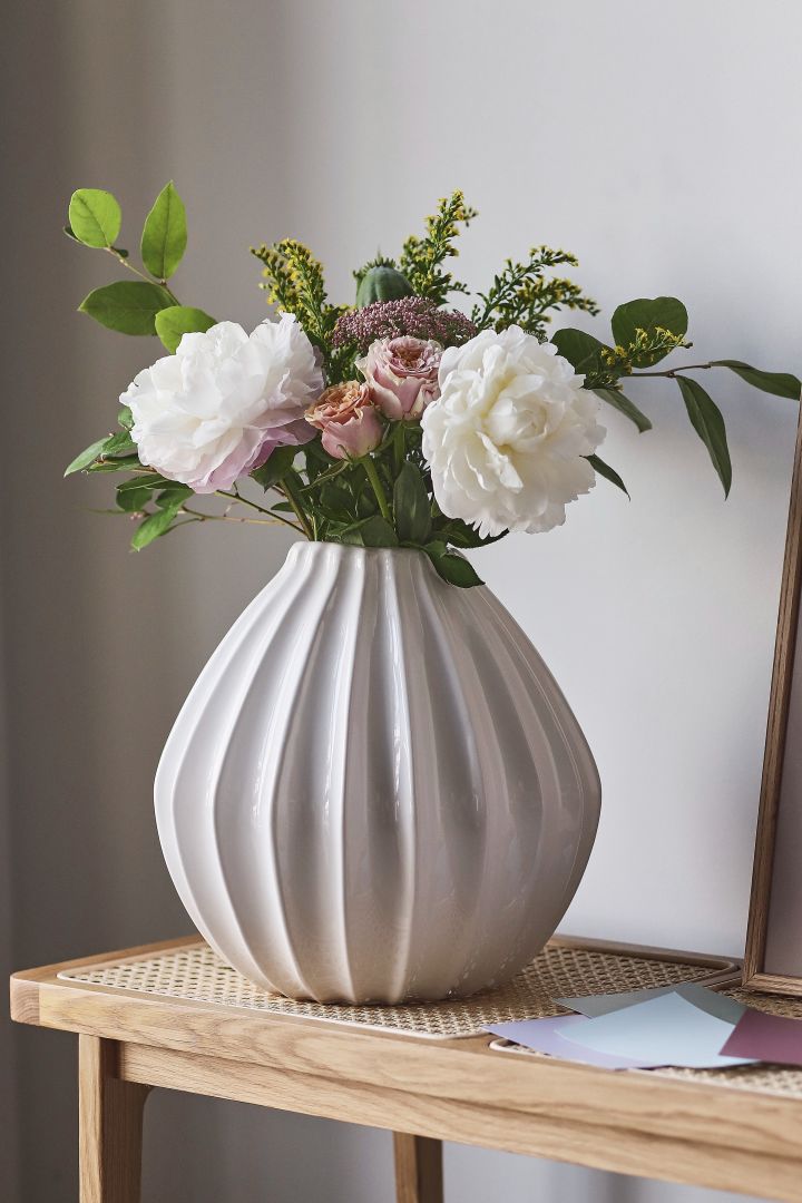 Bryllupsgavetips - en vakker, rund hvit vase som passer til de fleste typer snittblomster.