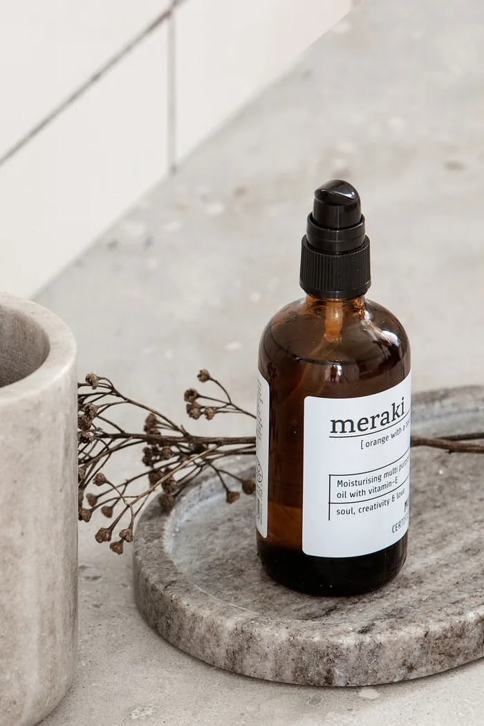 Meraki ovalt brett i marmor er en praktisk detalj å innrede lite bad med for å skape mer orden ved vasken.