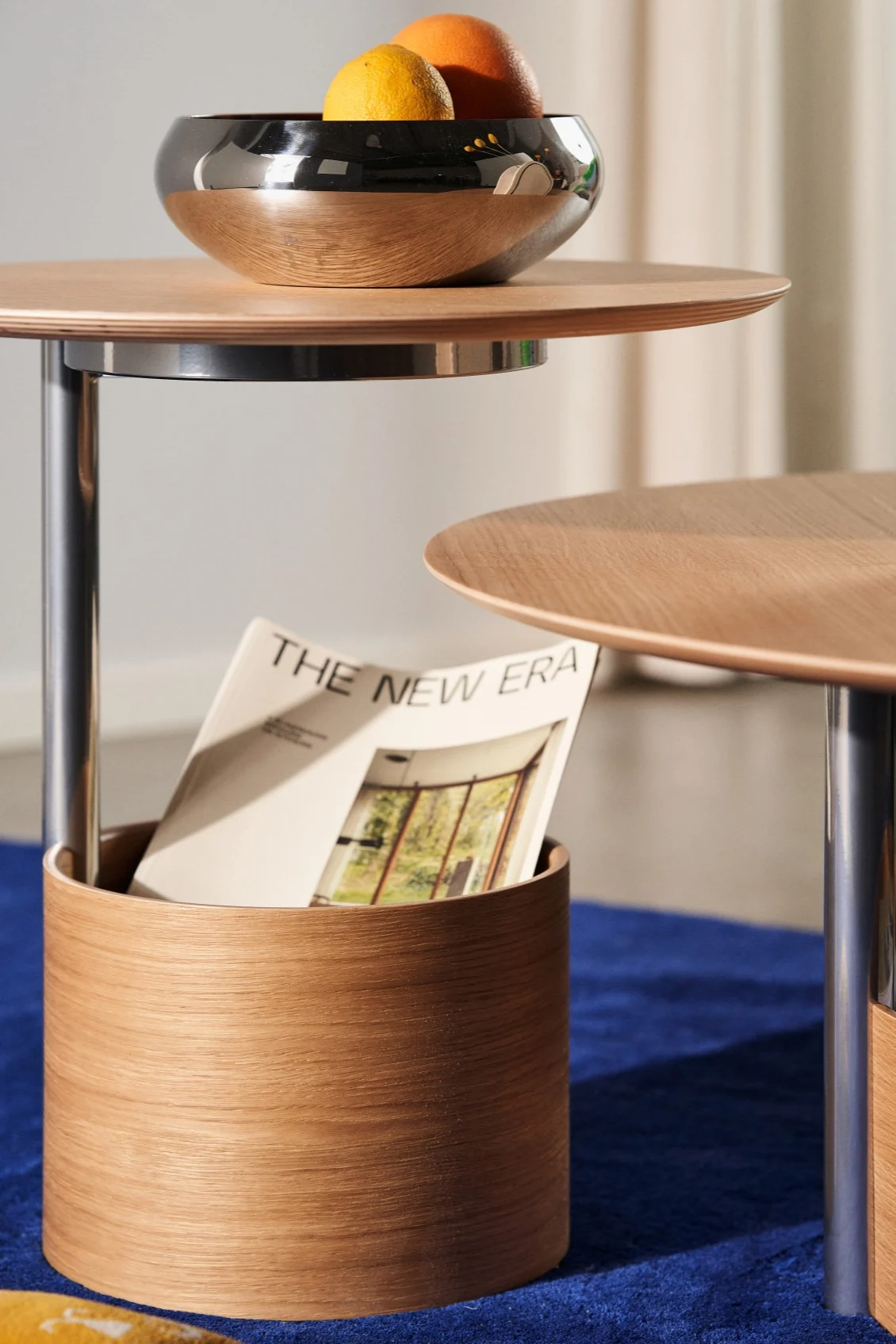 Et nærbilde av bunnen av Parasol-bordet fra Maze brukt til oppbevaring av magasin.