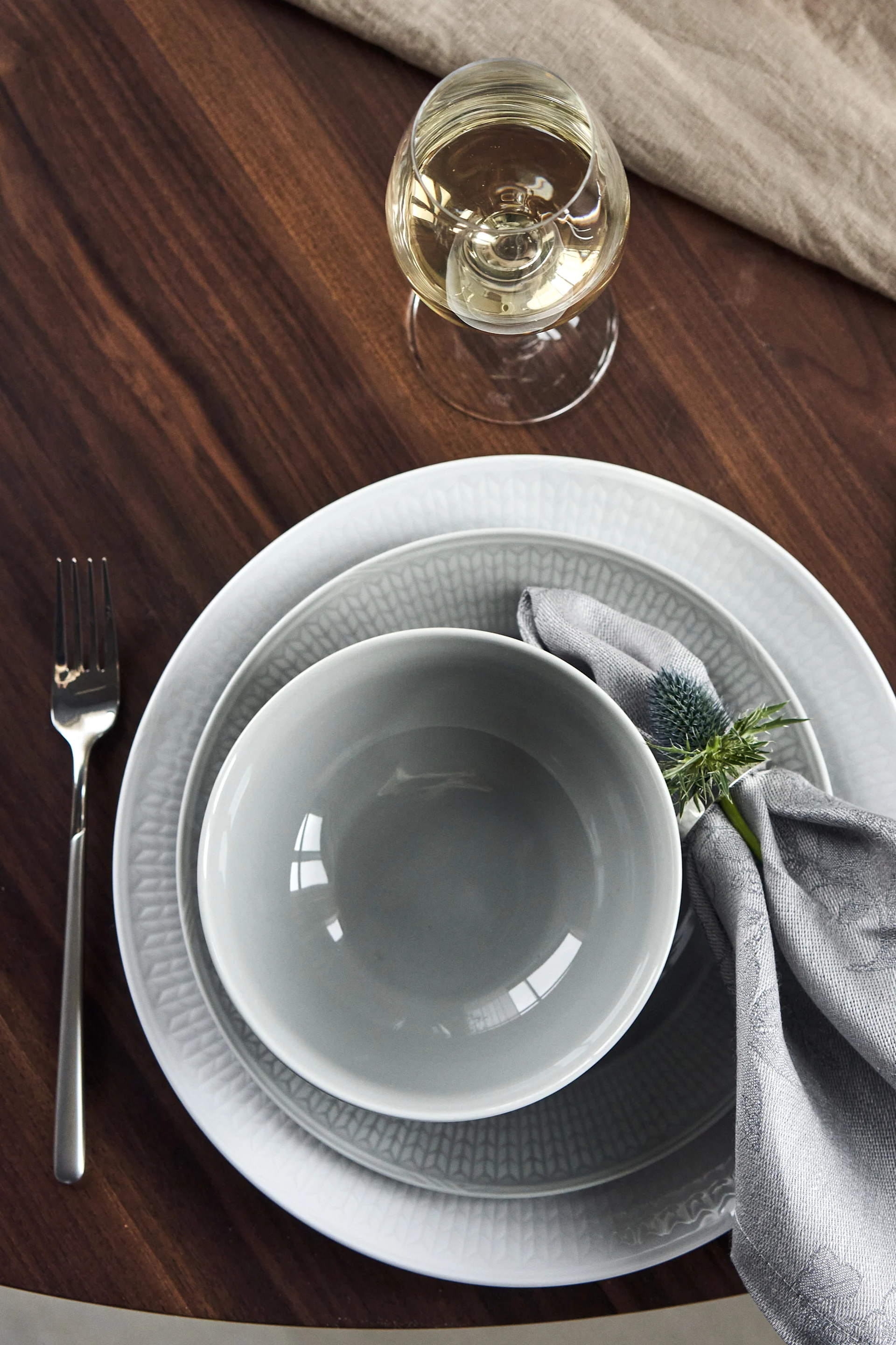 Classic Swedish Grace servise er perfekt å gi som bryllupsdag-gave til par som feirer 20 års bryllupsdag og porselensbryllup sammen.