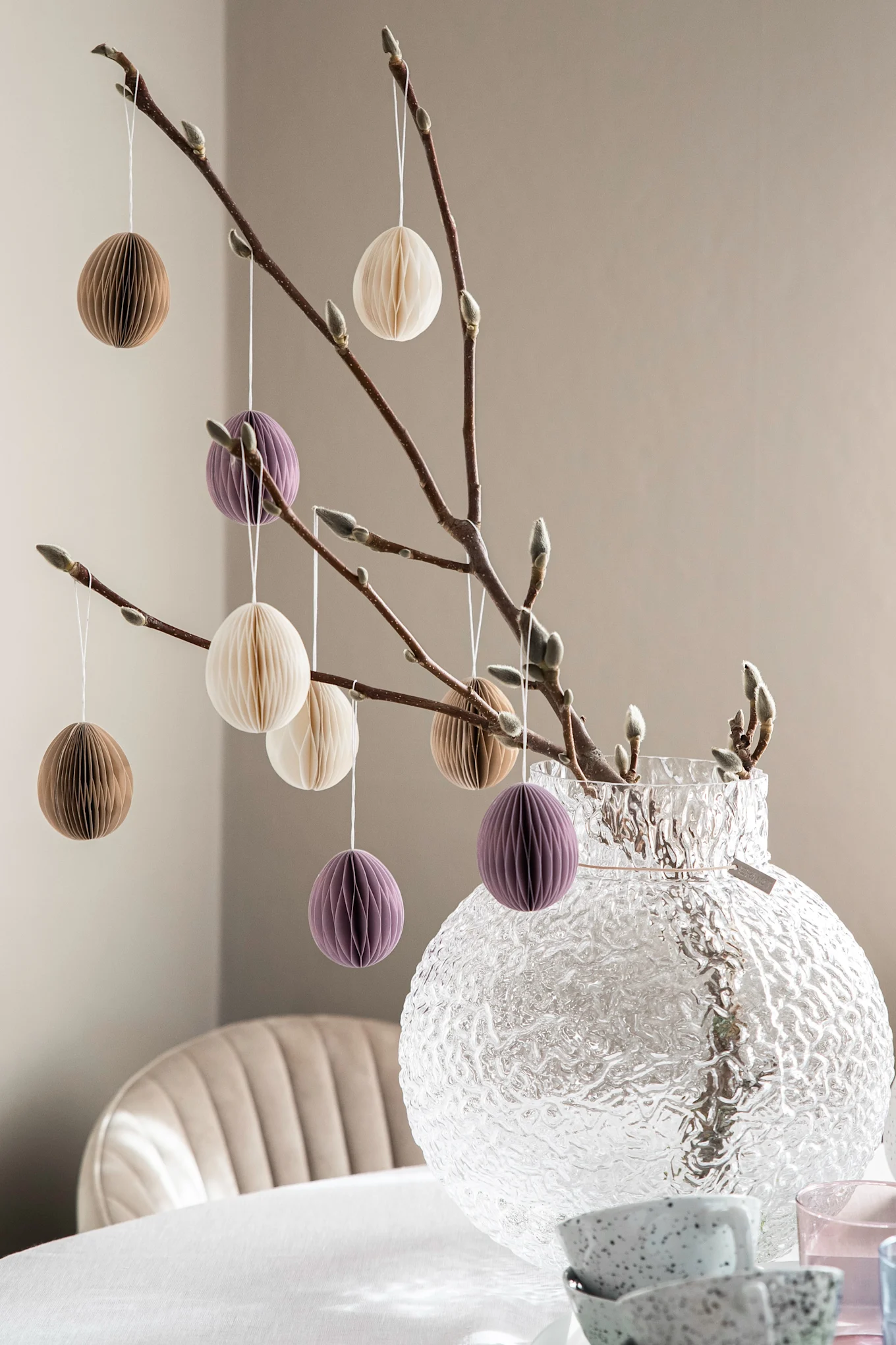 Sett gullkant på påskefeiringen ved å pynte en påskekurv med vakre papirpåskeanheng fra DBKD som Baka med Frida har gjort her.