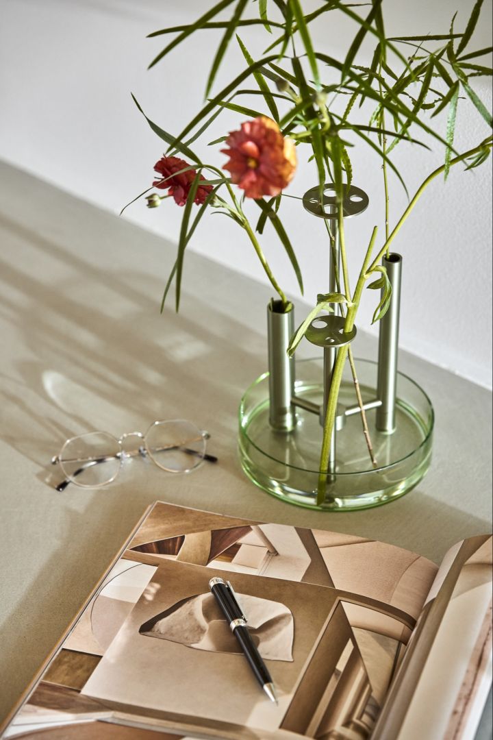 Den vakre vasen Ikeru i grønt fra Fritz Hansen lar deg eksperimentere med forskjellige høyder på blomstene dine. 