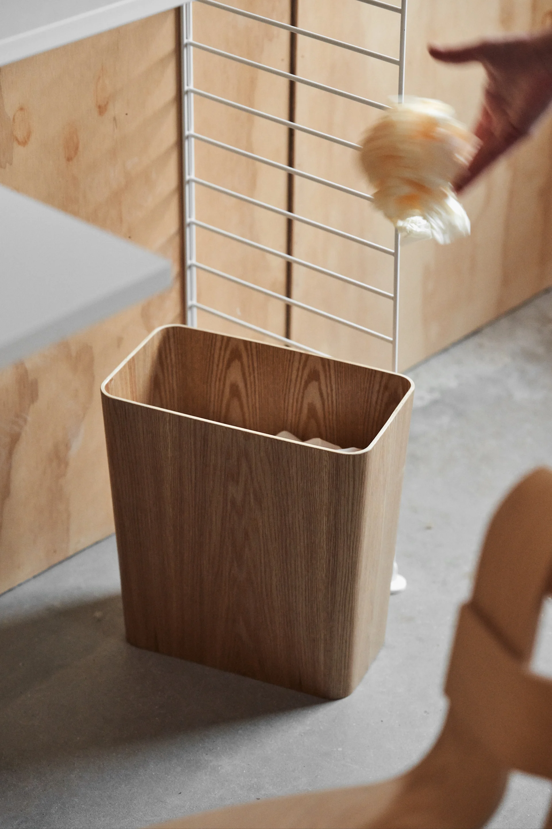 For å holde orden hjemme er det viktig å rydde innimellom, så du ikke samler opp unødvendige ting som ikke blir brukt. Her ser du Wilo papirkurv fra Blomus.