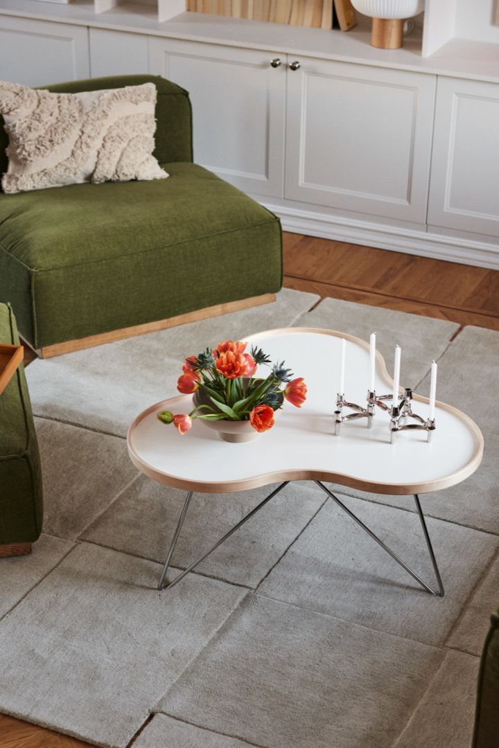 En bukett tulipaner er plassert på stuebordet fra Swedese.