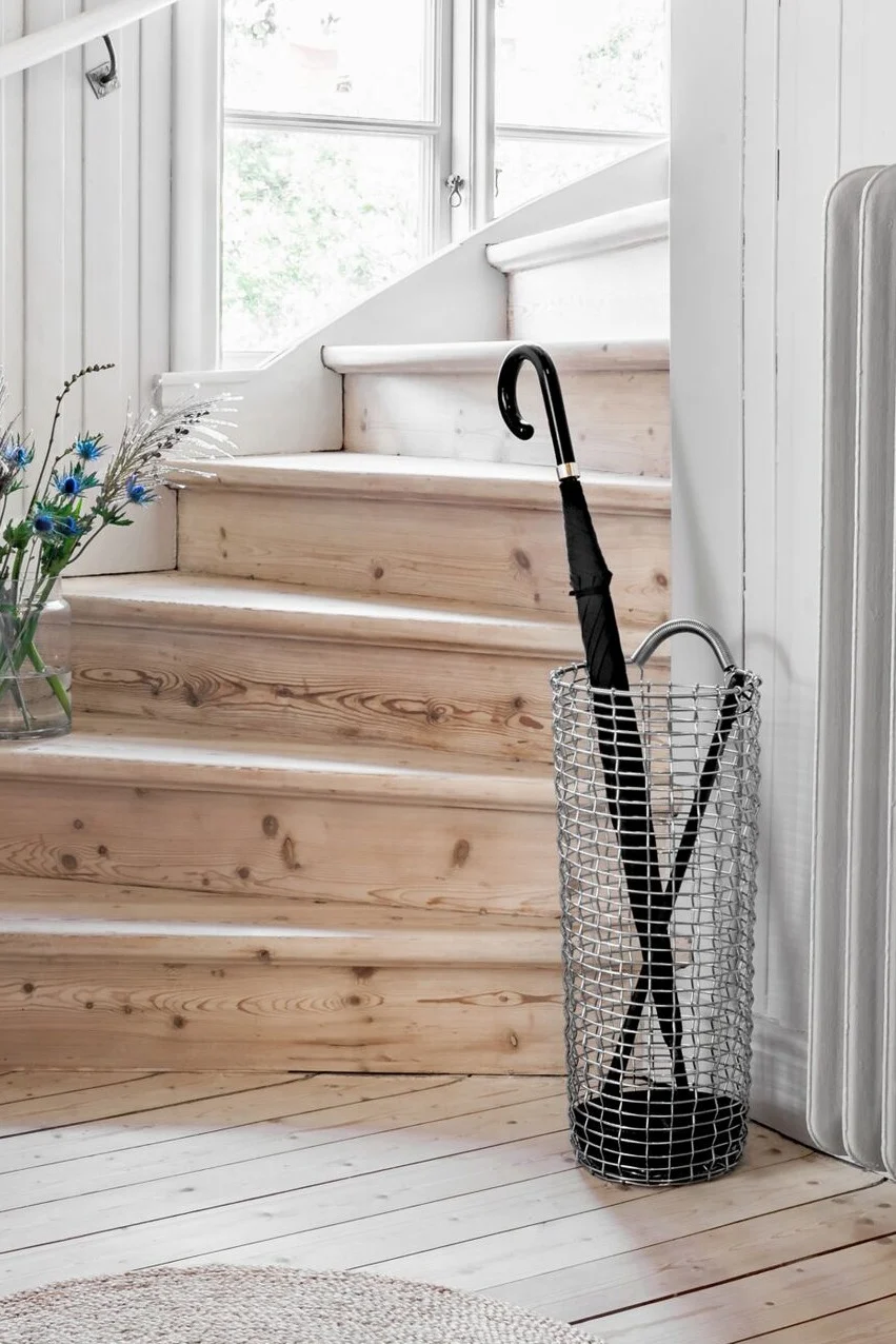 Et stilig og praktisk paraplystativ fra KORBO er perfekt til å innrede en liten hall med, slik at gjestene kan låne en paraply i tilfelle det skulle regne.