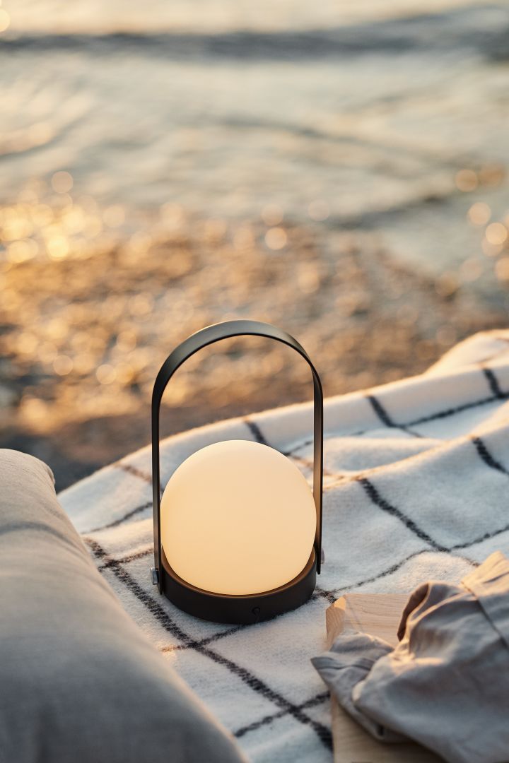 En annen sommerfavoritt på handlelisten din er denne bærbare lampen fra Aldo Copenhagen som skaper en koselig atmosfære plassert på piknikteppet ved stranden i solnedgang.< 