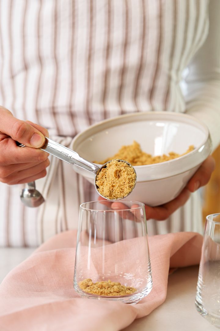 Baka med Frida til nyttår – 3 festlige bakverk å by på. Her ser du De Buyer målesett og Iittala Essence drikkeglass.