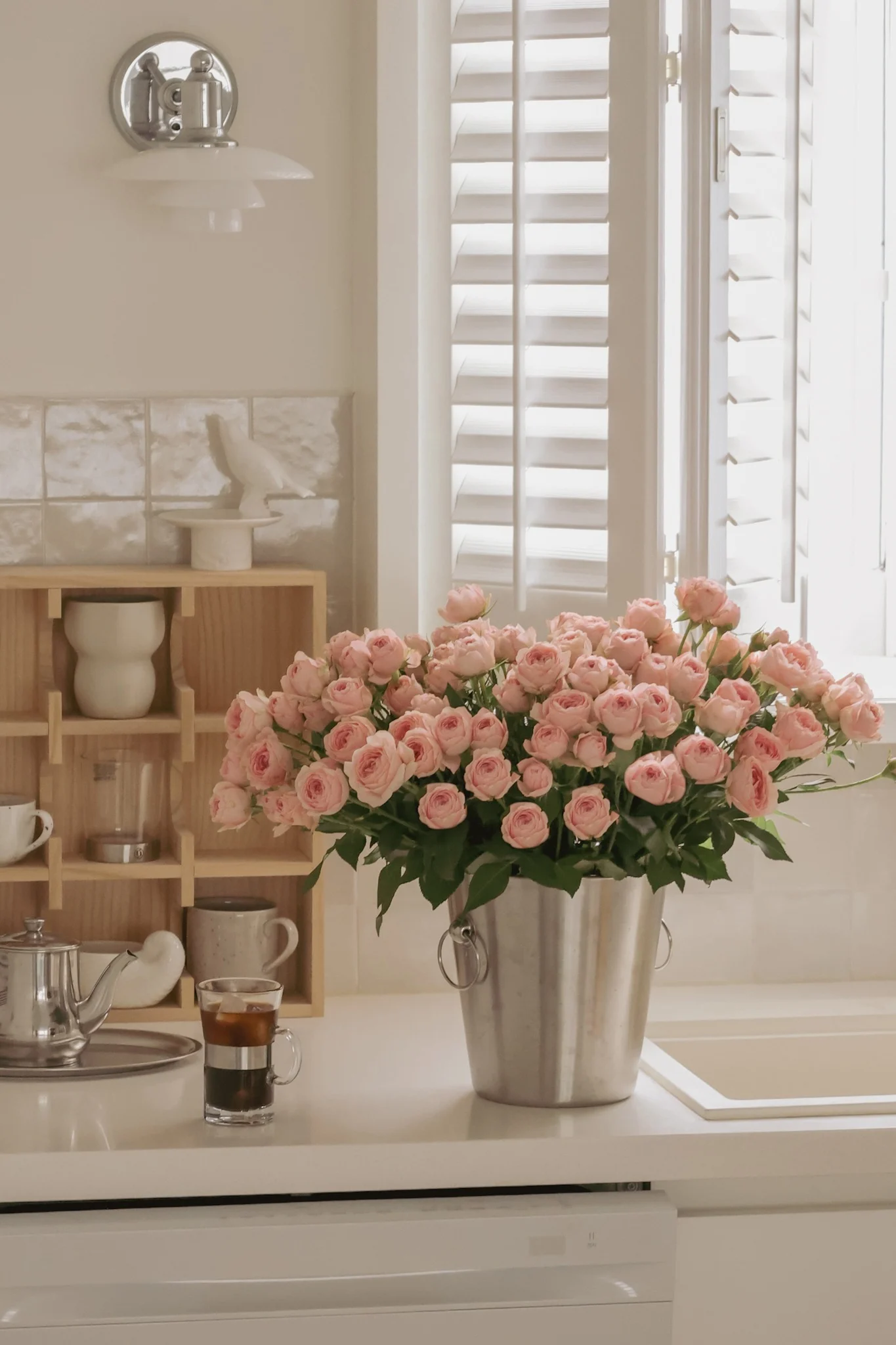 Gave til valentinsdag: Vinkjøleren fra Nordwik står med en bukett rosa roser på en kjøkkenbenk.