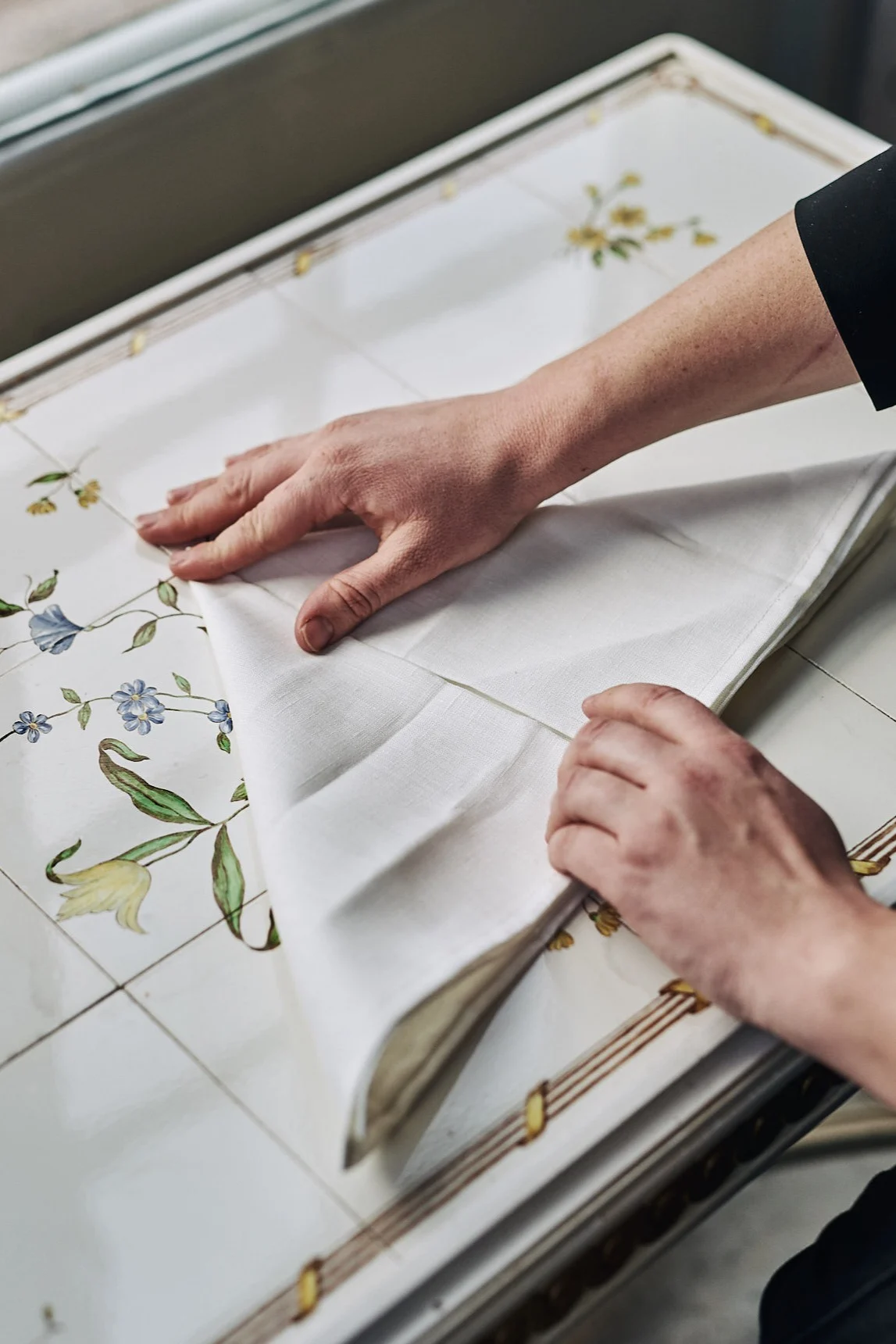 Trinn 3 for å brette en serviett til et seil.