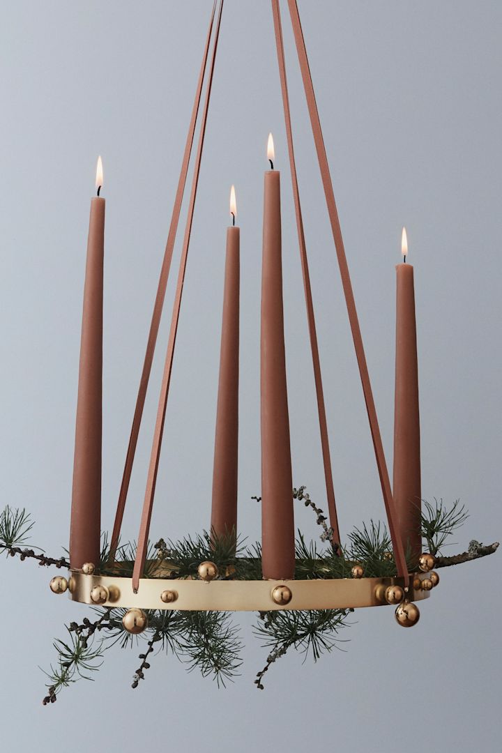 La deg inspirere av fine adventsstaker til jul - her ser du den stilige og festlige Pearl adventsstake i gull fra OYOY sammen med granbar. 