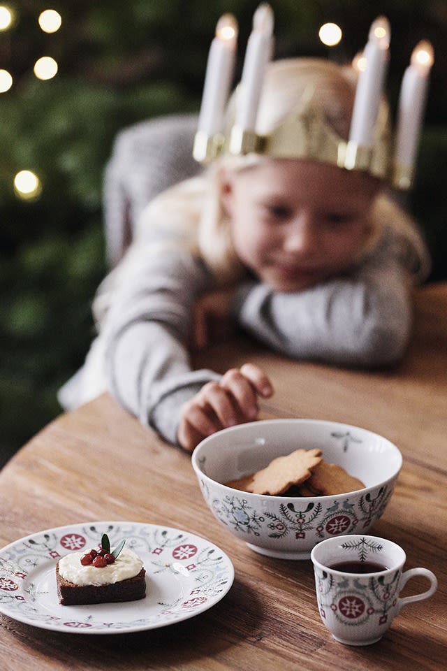 Julekaffe med myke pepperkaker, gløgg og pepperkaker står på bordet servert på servise Swedish Grace Winter.