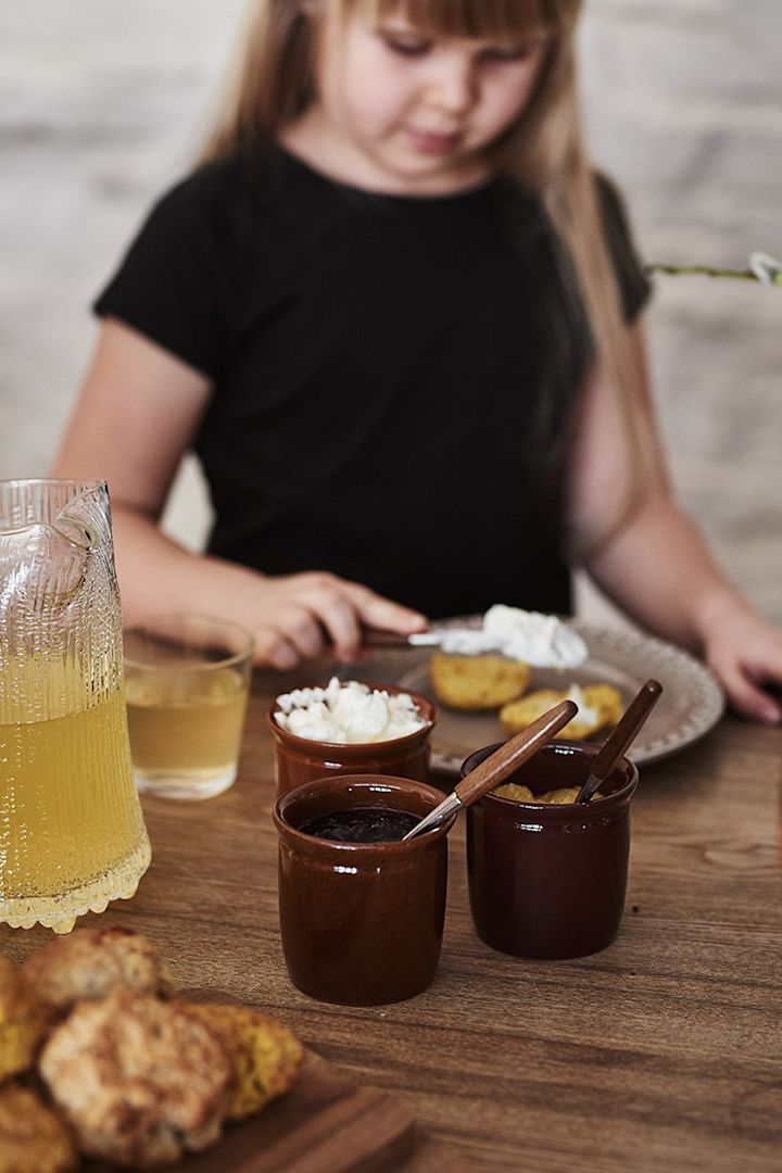 Tilbehør til scones serveres fra Pickle krukker fra Knabstrup Keramik.