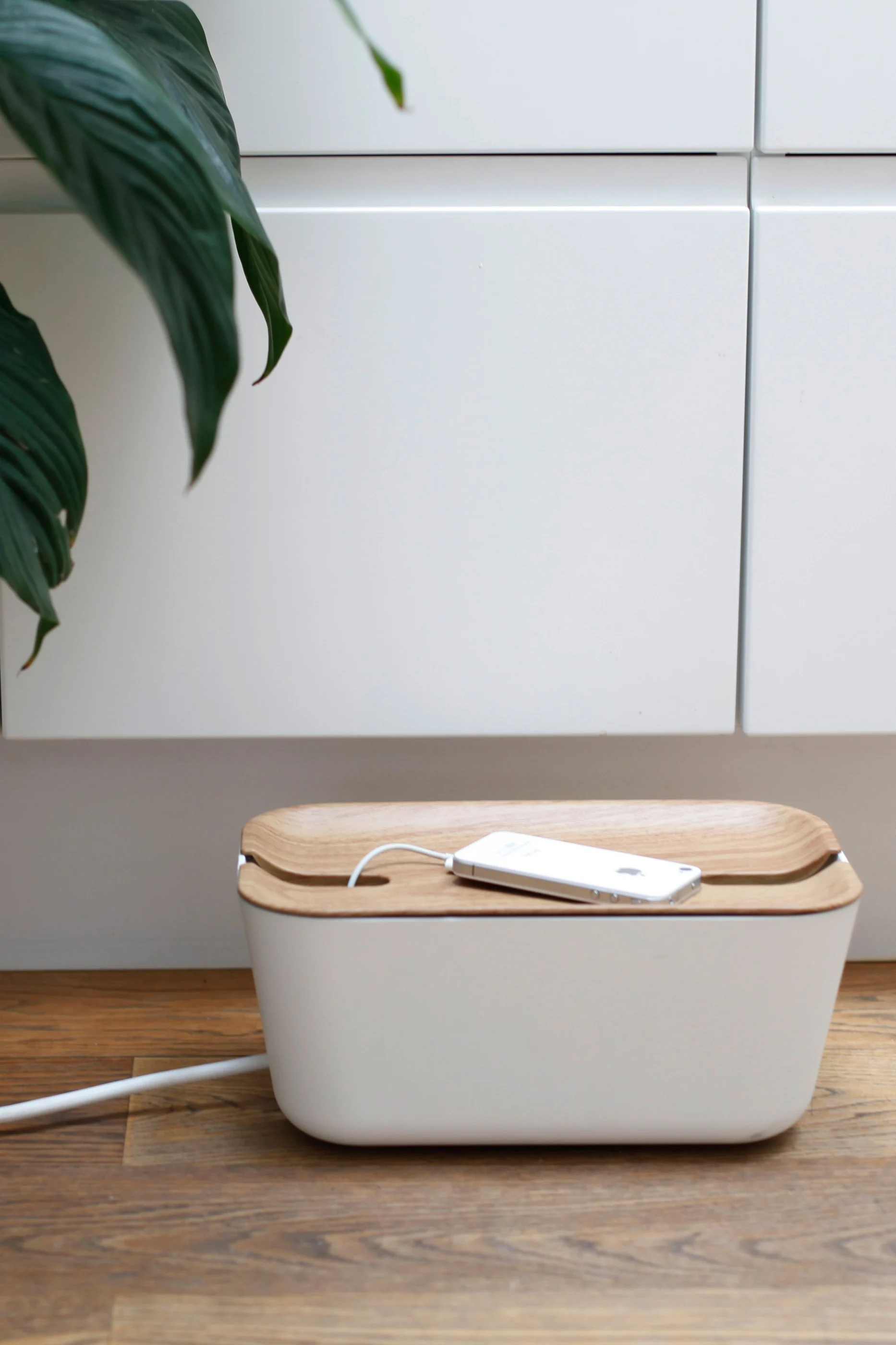 Cable Organizer M fra Bosign i hvitt og tre er et praktisk tips til smarte ting til hjemmet og vil forenkle hverdagen din på et blunk.