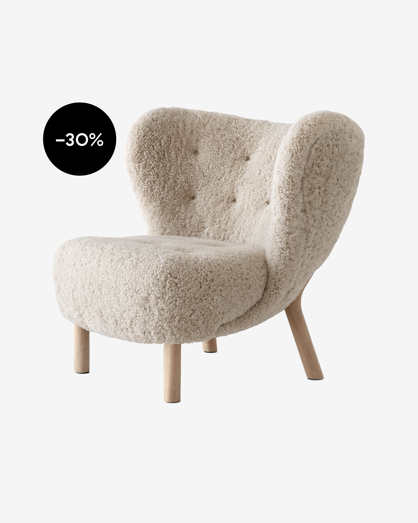 Lys beige sauepelslignende lenestol med knappetuftet rygg og treben, viser en svart -30% salgsetikett.