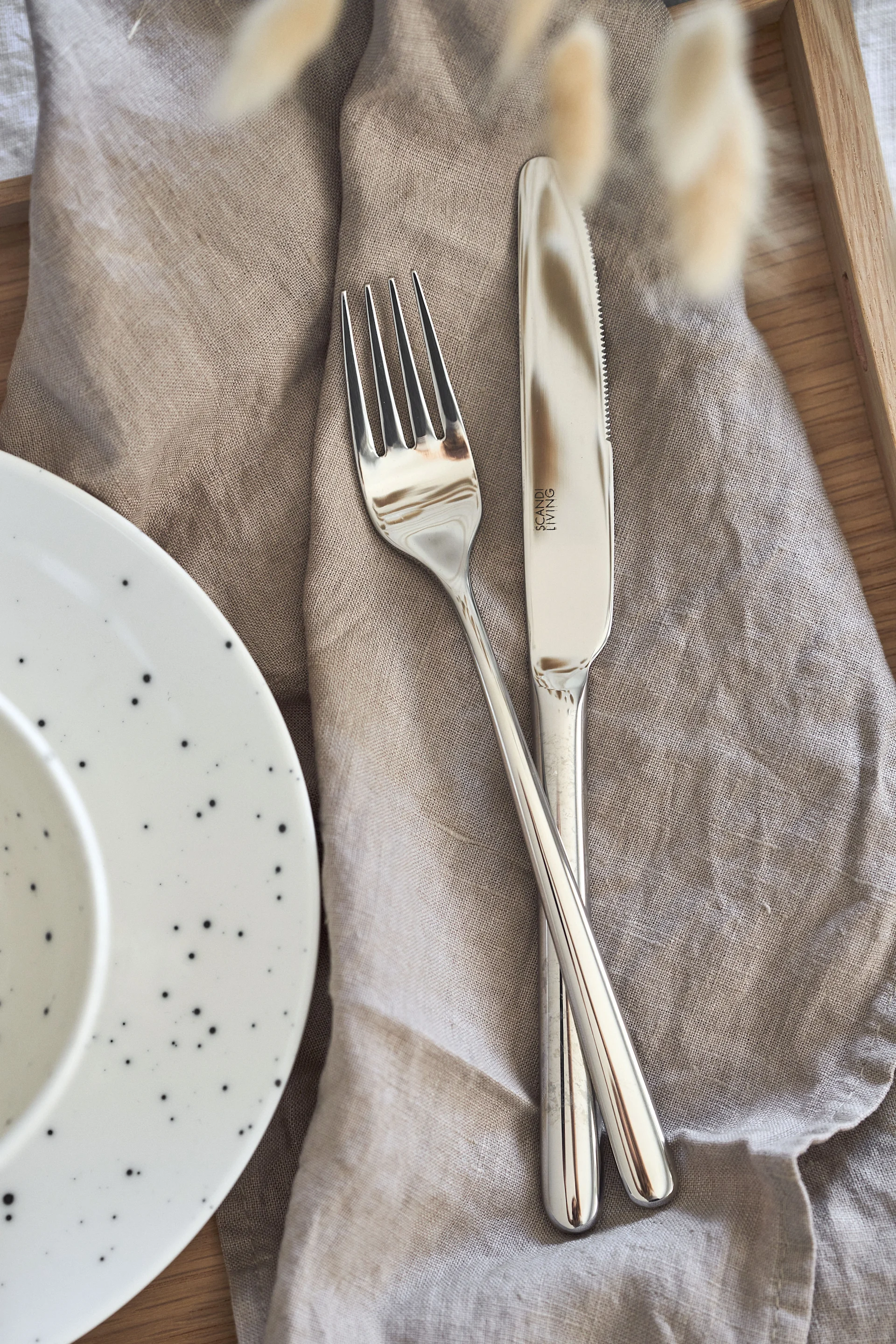 Bestikkguide - vedlikeholdsråd for rengjøring av bestikk. Bestikket Polar i rustfritt stål på Clean linserviett i fargen Sand fra Scandi Living.