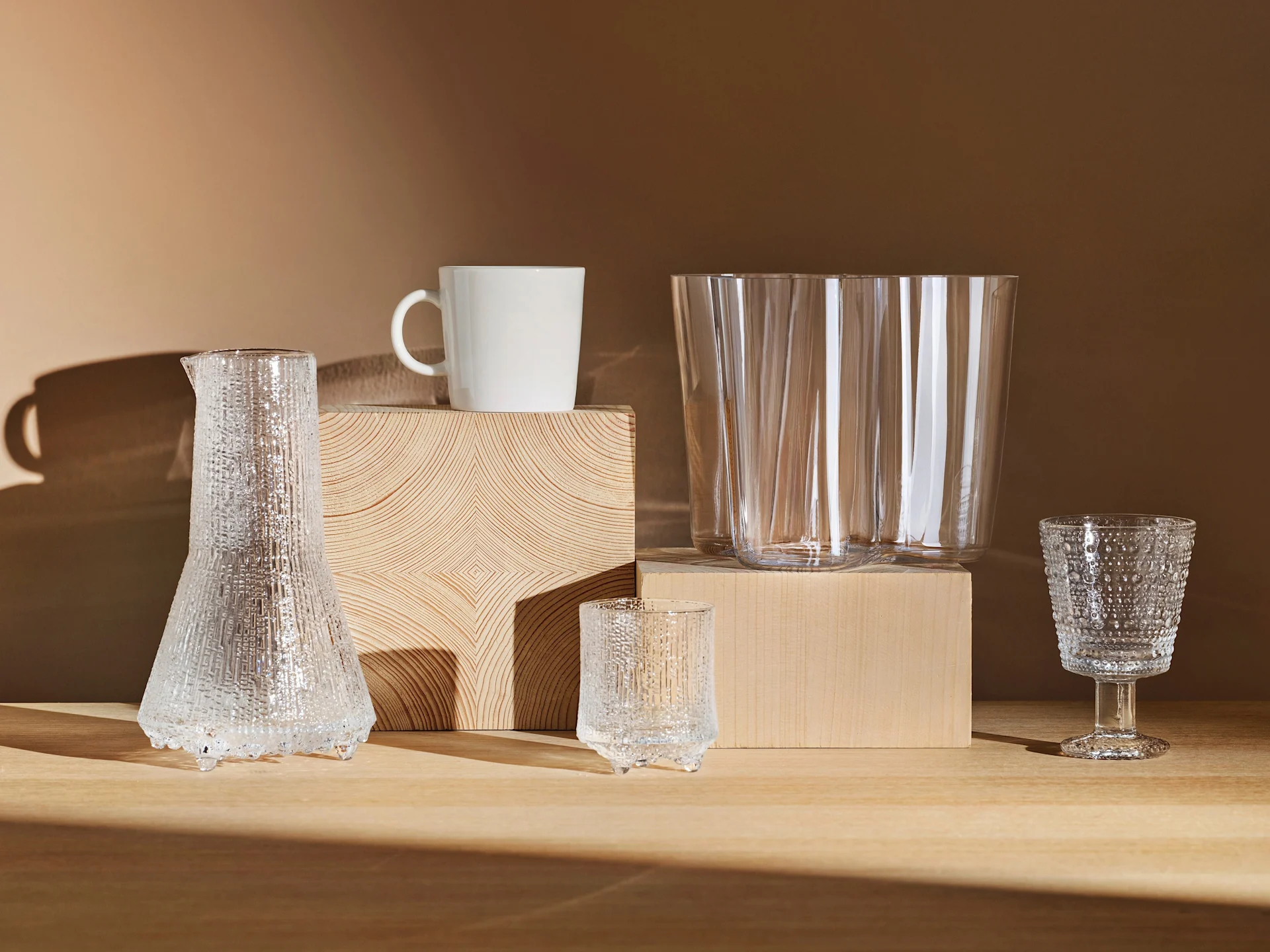 Urna vase glass fra Marimekko, Forest Telysholder og  fra Orranäs Bruk, Around bord XL fra Muuto