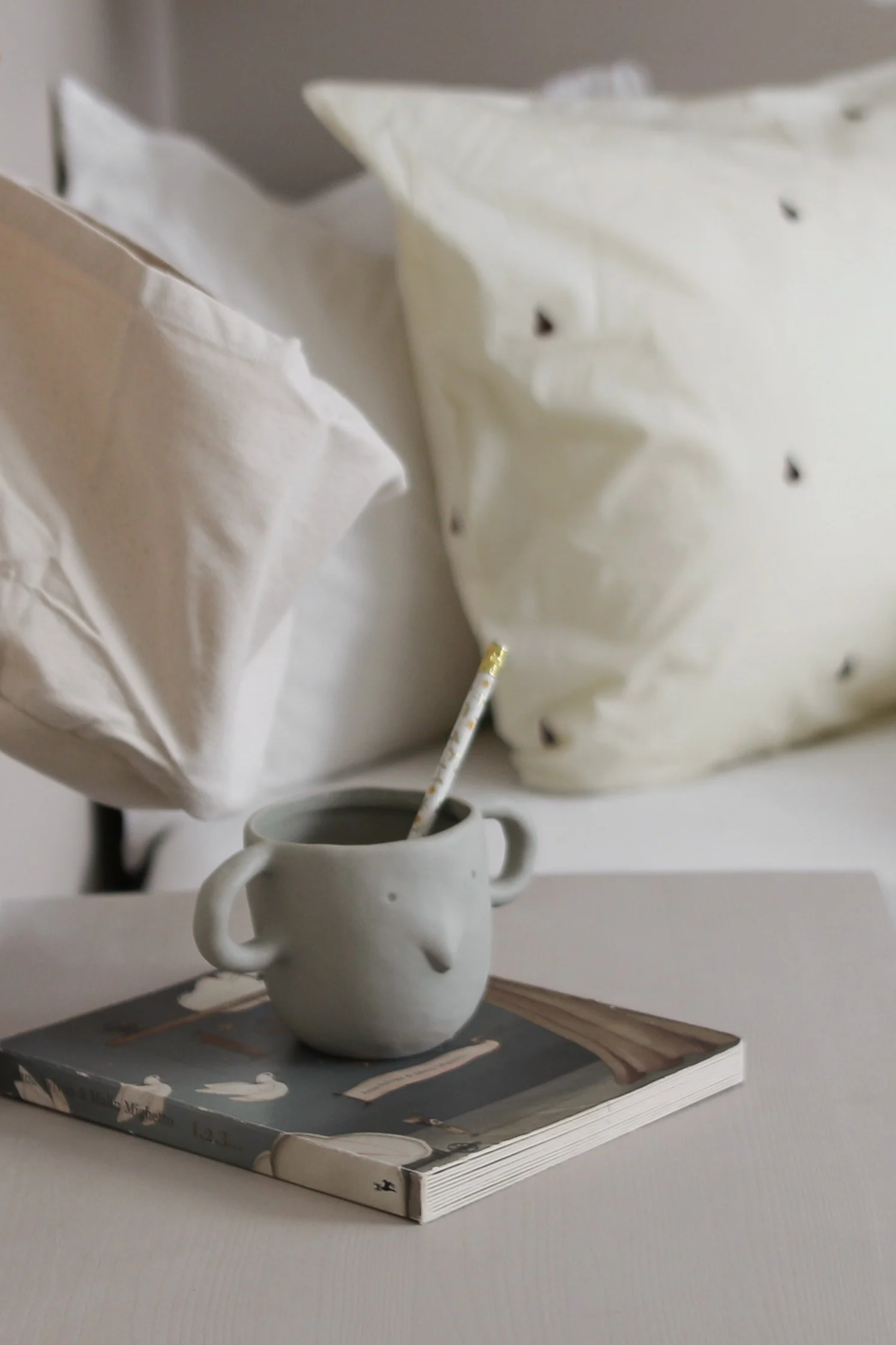 Innrede barnerom - inspirasjon hjemme hos influenceren @joanna.avento hvor hun har innredet barnerommet med et lekent krus med ansikt på fra ferm LIVING.