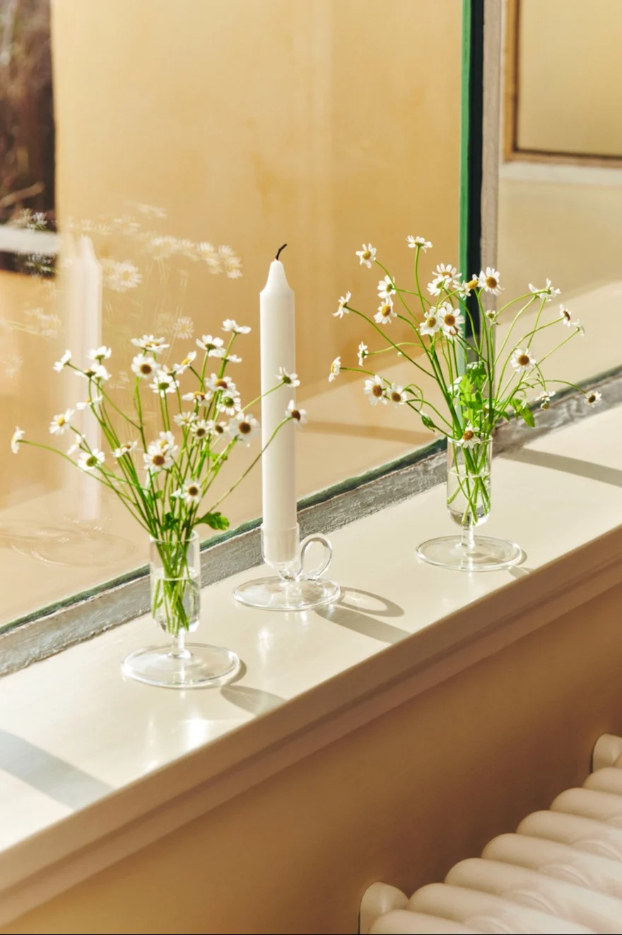 Pynt vinduskarmen med vårblomster som prestekrager, og sett dem i Tiny-vasene fra HAY.
