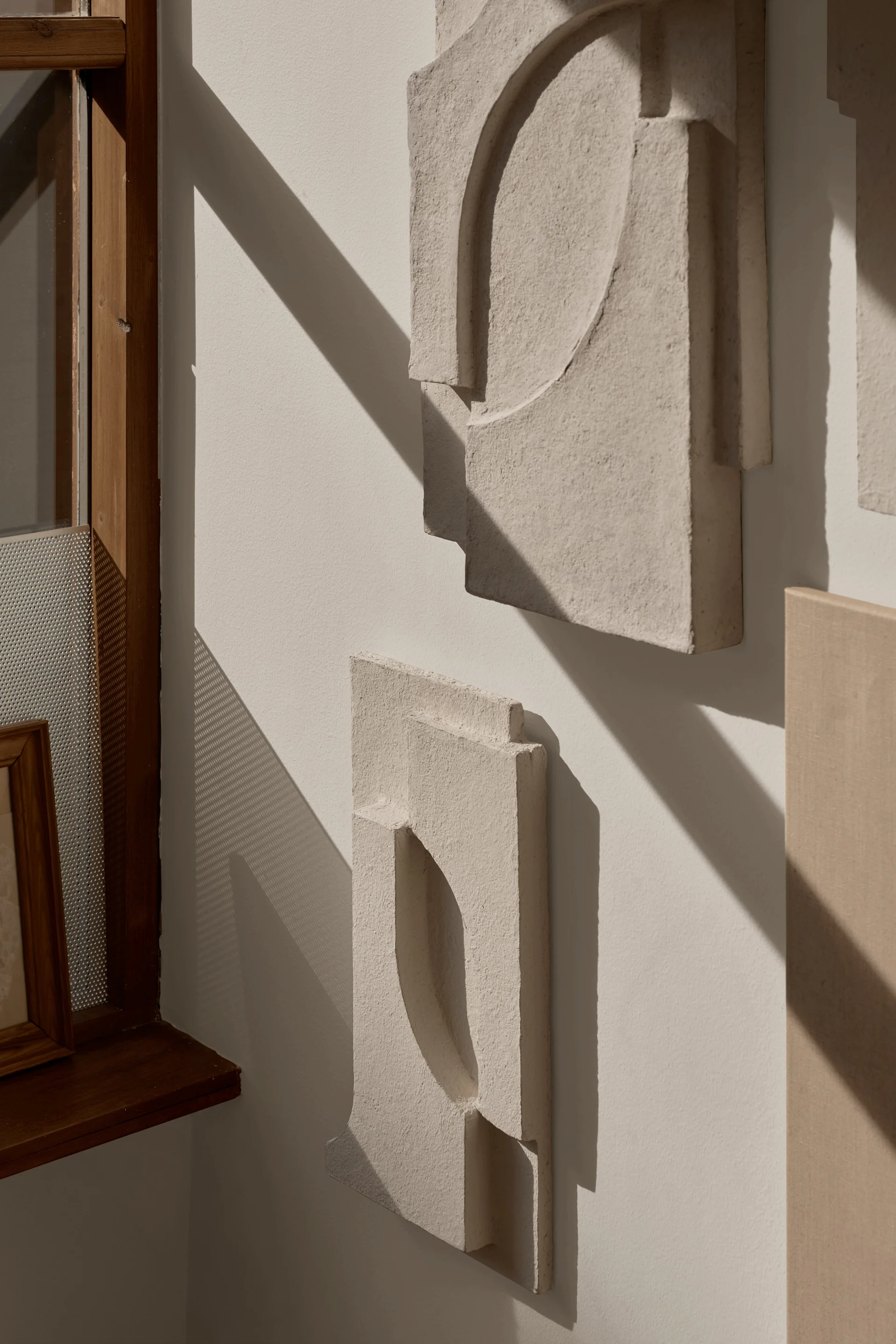 Dekorer veggen med skulpturell veggdekor fra Kristina Dam Studio.