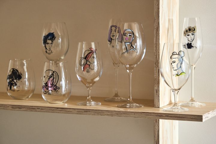 En samling glass fra All About You-serien står på en hylle i kryssfiner.