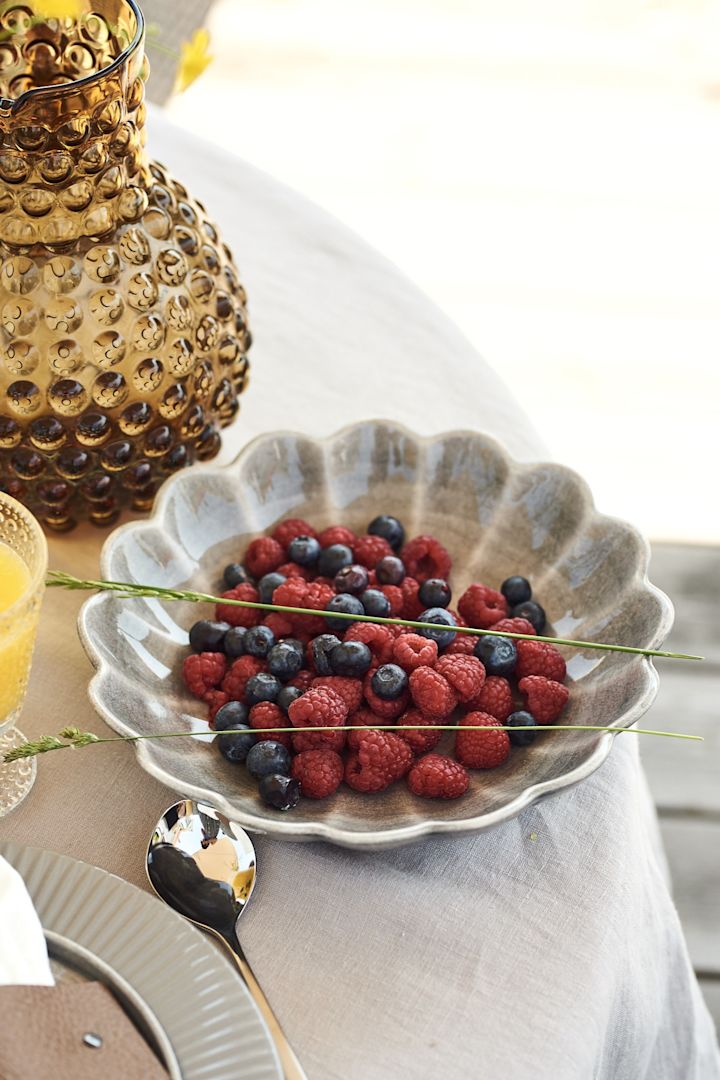 En enkel smoothie bowl med yoghurt og gresskarkjerner servert i en liten grå bolle fra Mateus lyser opp morgenen.