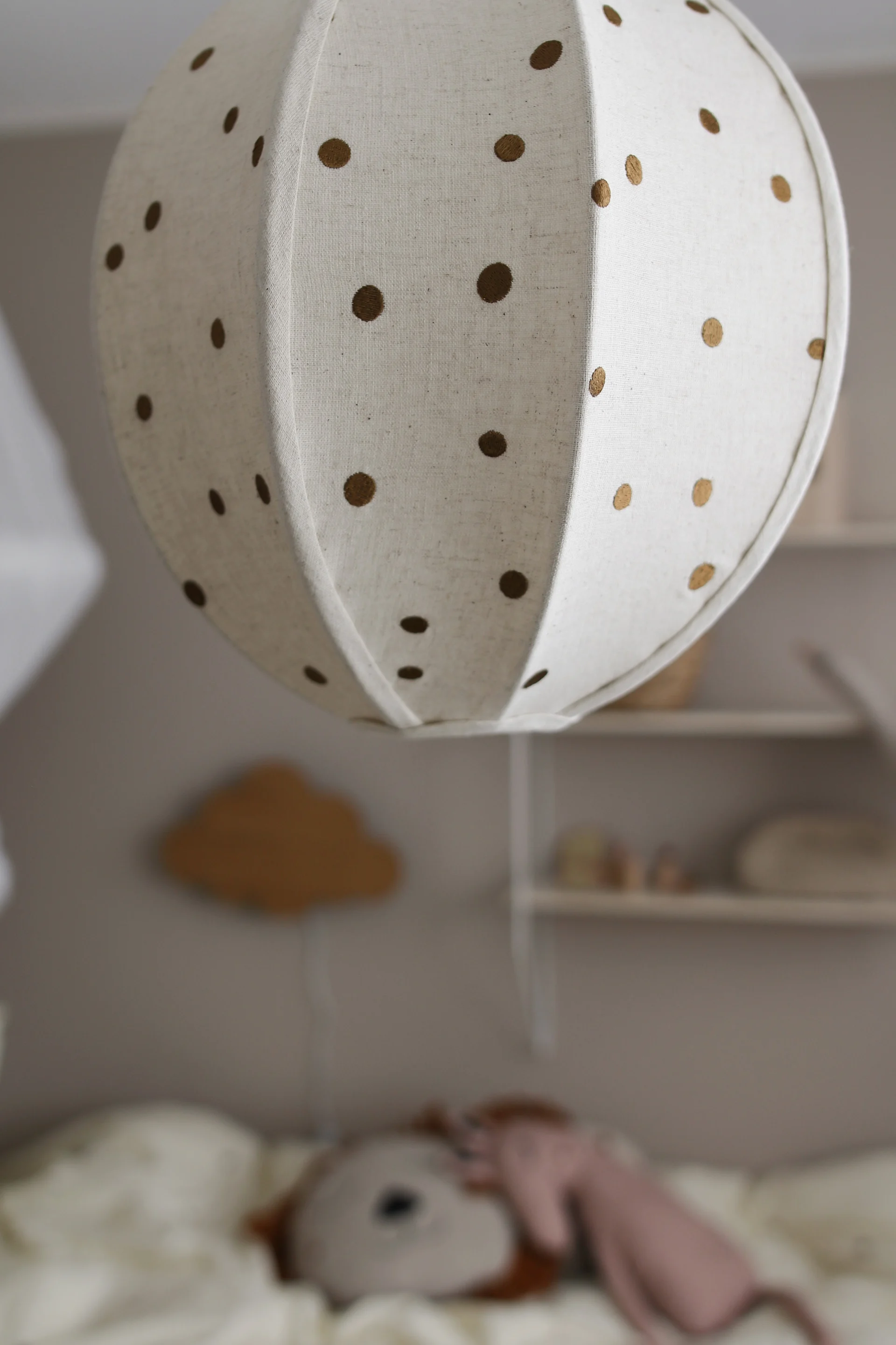 Innrede barnerom - inspirasjon hjemme hos influenceren @joanna.avento hvor hun har innredet barnerommet med en leken taklampe med prikker på fra ferm LIVING.