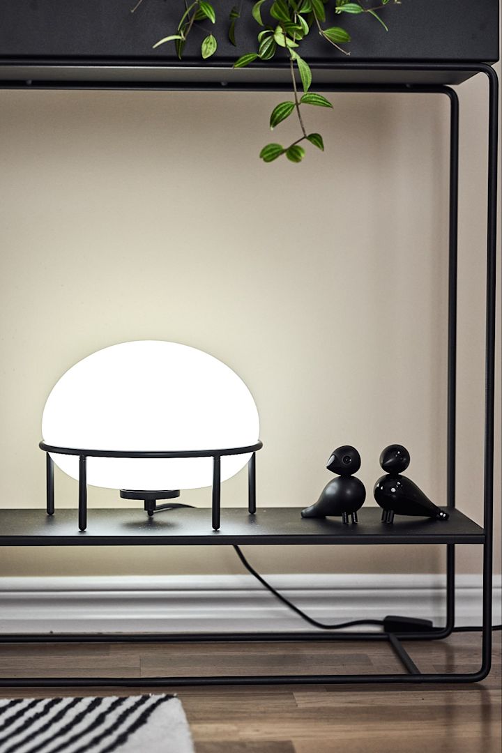 Rund lampe fra Woud med hvit glød viser en lyskilde på 4000K.