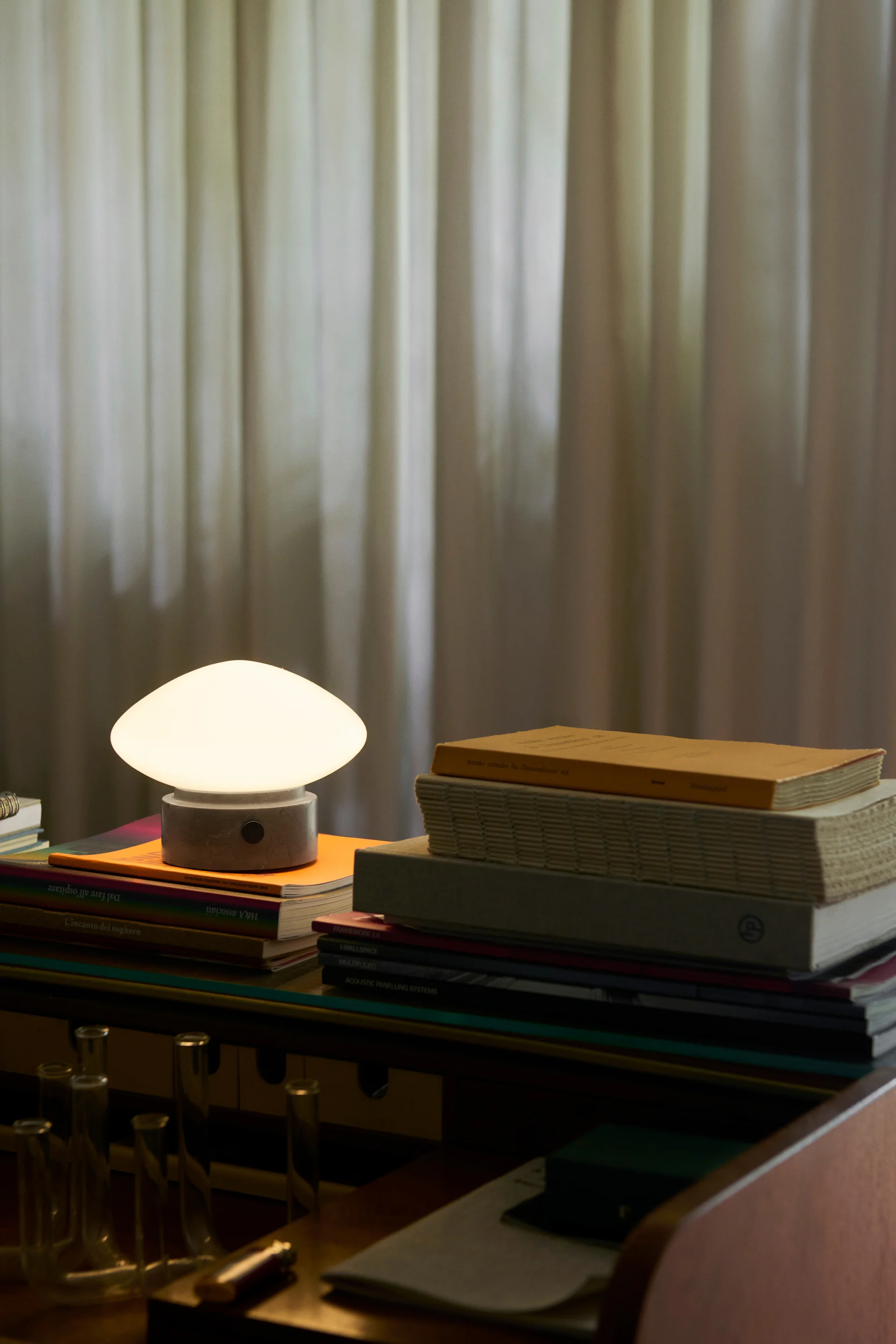 Rund lampe fra Woud med hvit glød viser en lyskilde på 4000K.