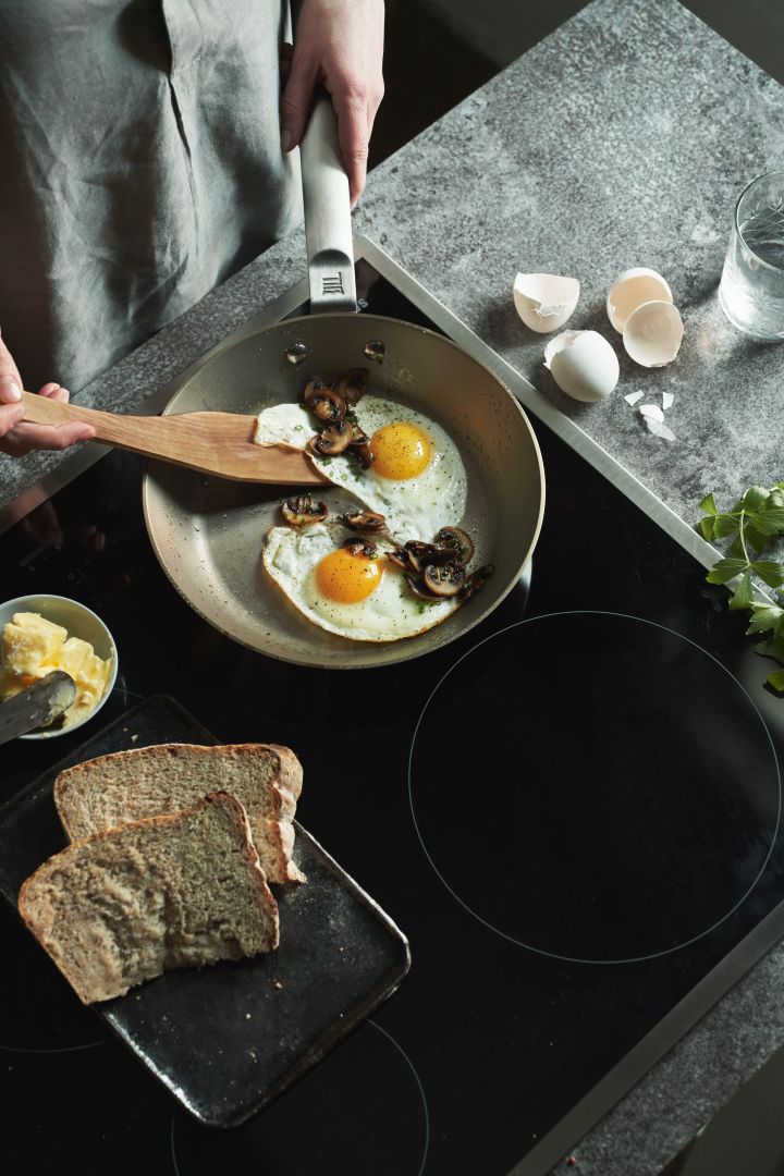 Stekepannen Norden fra Fiskars i rustfritt stål er perfekt til å steke egg i og er lett å rengjøre med oppvaskmiddel.