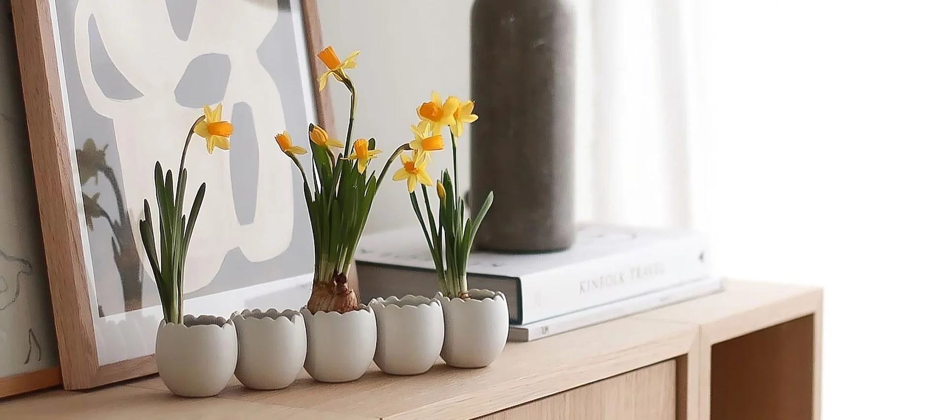 To Ball-vaser i ulike former og størrelser fra Cooee Design, fylt med vårblomster, står på et brett ved siden av flere Triplets påskeharer fra DBKD hjemme hos @sachi_rooooms. En elegant og harmonisk kombinasjon for en stilfull påskepynt!