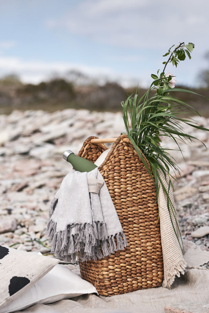 En sommerfavoritt er piknikkurven Oyoy som er fylt med et koselig pledd for å varme seg opp etter en dukkert i sjøen. 