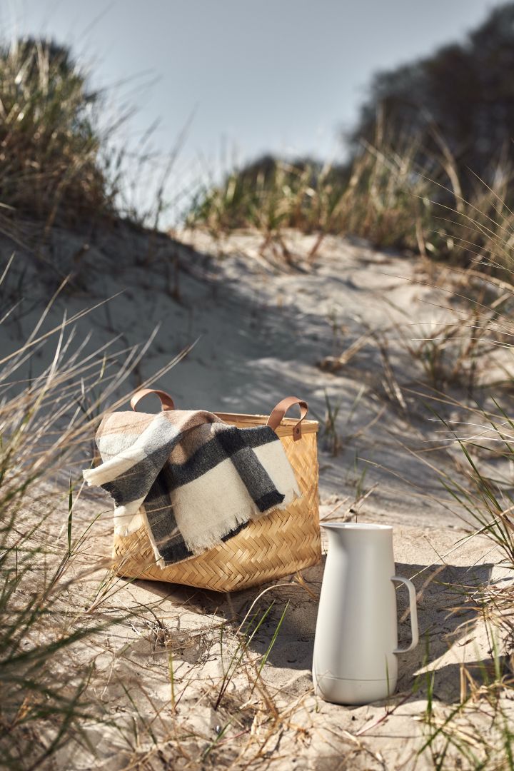 En sommerfavoritt er piknikkurven Oyoy som er fylt med et koselig pledd for å varme seg opp etter en dukkert i sjøen. 