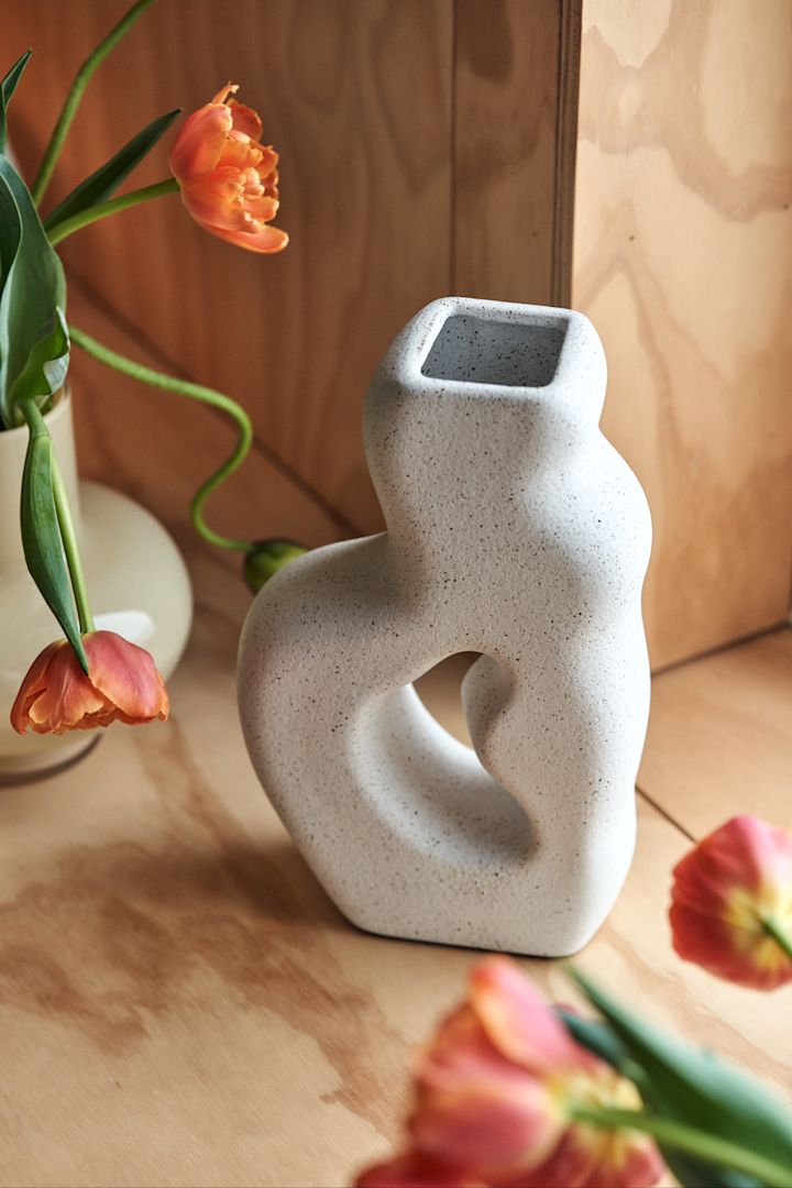 En enkel statementdetalj å dekorere med er en fin vase, gjerne med et uttrykksfullt design som gjør den like fin med blomster som uten. Somme-vasen fra Urban Nature Culture er et godt eksempel på en vase som går hånd i hånd med interiørtrender våren 2024.