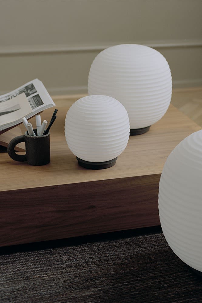 Bordlamper fra New Works som ser ut som rislamper passer veldig godt til japandi-stilen.