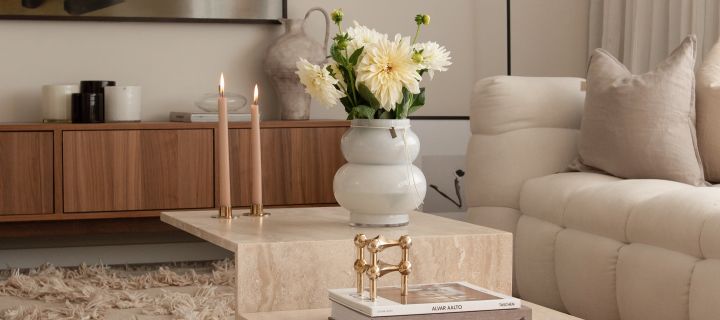 Skap en koselig stue ved hjelp av lys og blomster i en vase fra Ernst – som her hjemme hos profilen @joanna.avento. 