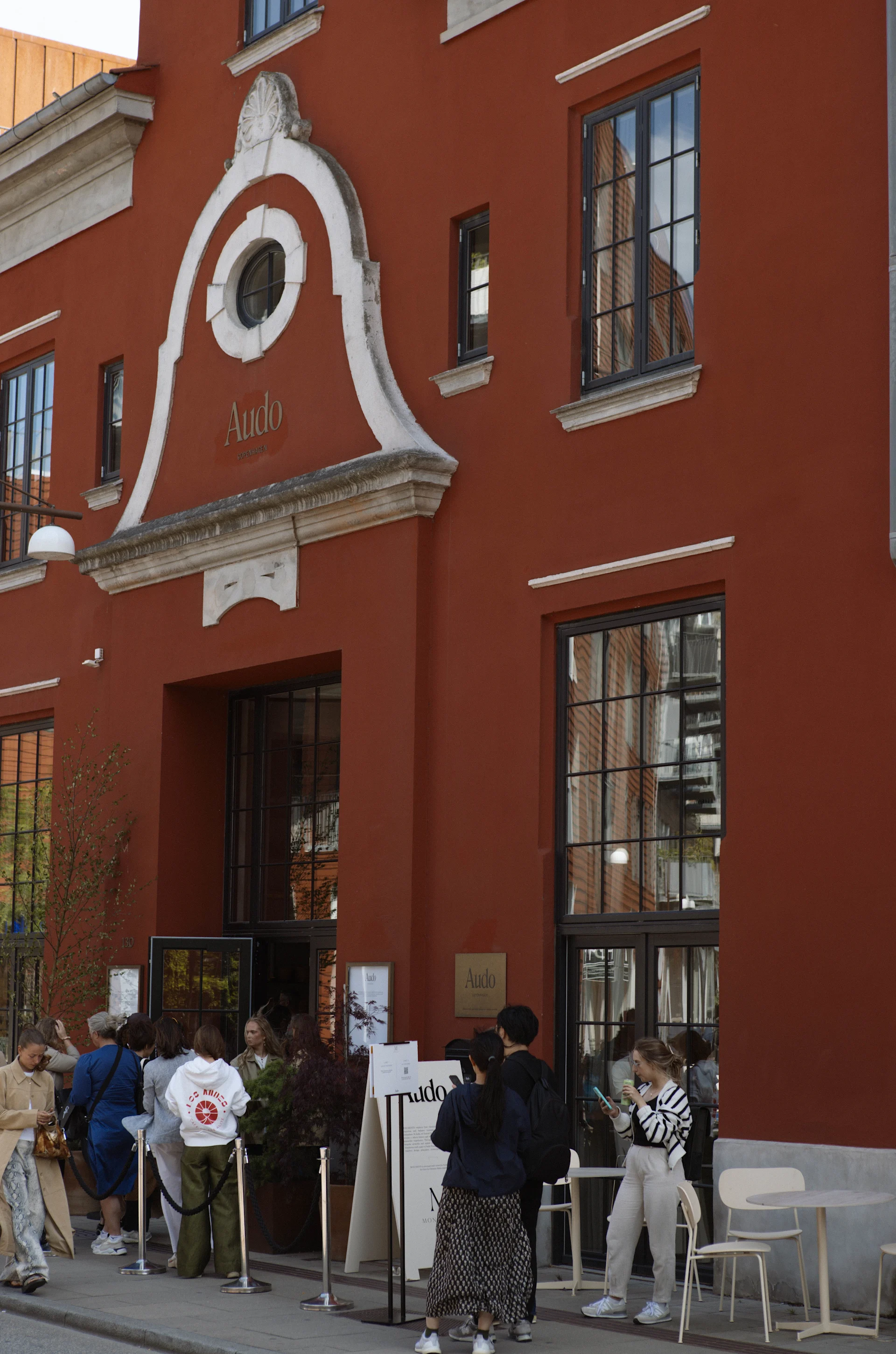 Den røde The Audo-bygningen fra Audo Copenhagen rommer showroom, hotell, kafé og restaurant.