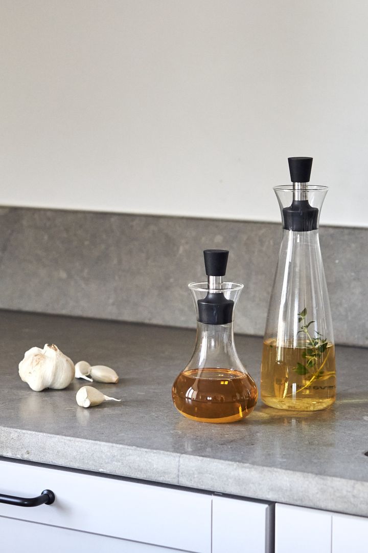 Forny kjøkkenet ditt med 11 smarte & fine kjøkkenting for enklere matlaging - her ser du den stilige Eva Solo olje- og eddikkaraffel og dressing-shaker i glass.
